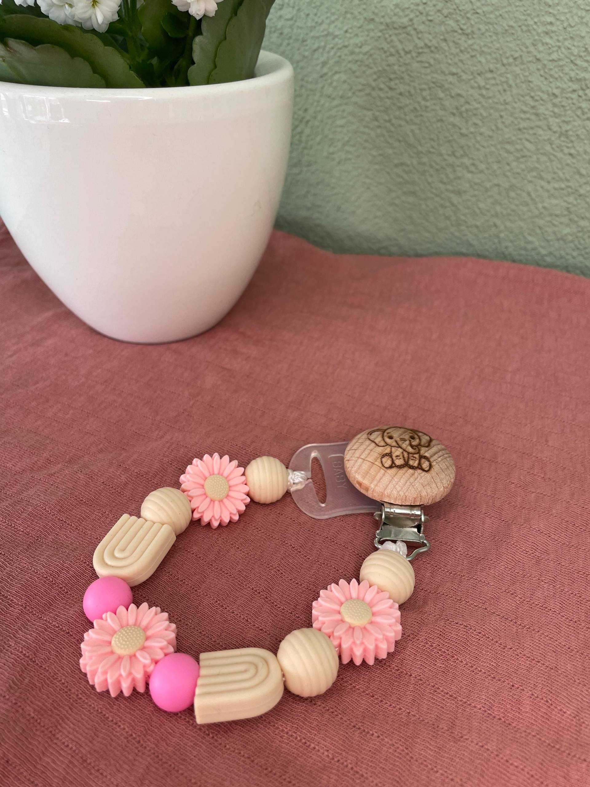 Hochwertige Handgemachte Schnullerkette Mit Clip Und Silikonring von Etsy - BabyperlenDesigns