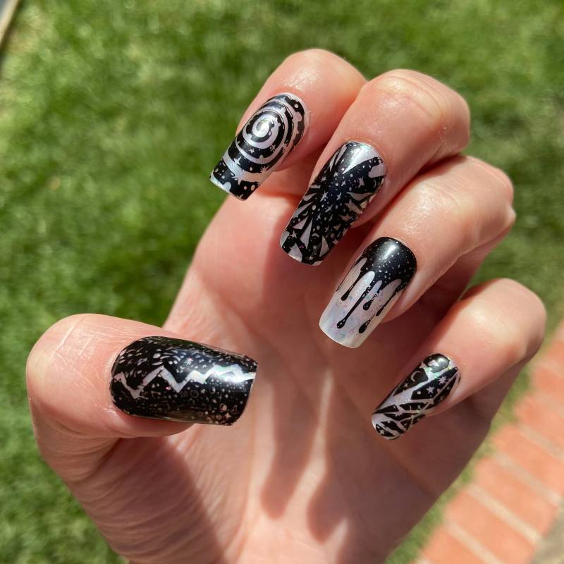 Gebrochene Space Nails ~ Medium Length Squoval Schwarz Perle Weiß Flocken Irisierend Sterne Wirbel Tropf Riss Zerbrochen von Etsy - BadBitchNailsByLinz