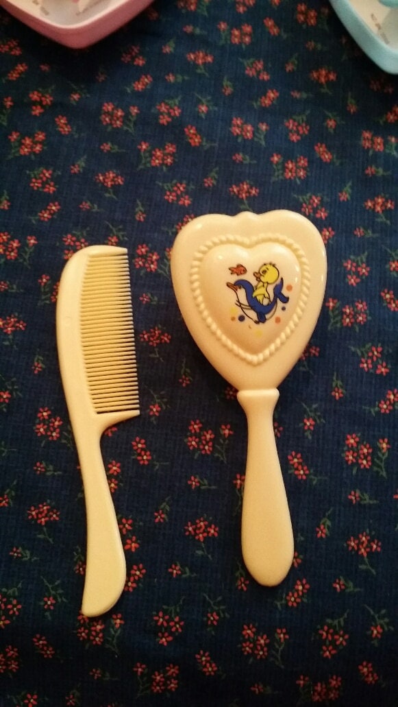 Vintage Deluxe Baby Kamm Und Bürste in Gelb Oder Rosa, Babypartygeschenk, Erstes Baby, Gelbes Küken, Babybürste Kamm-Set, Willkommens-Baby-Set Vintage Deluxe Baby Kamm Und Bürste in Gelb Oder Rosa, Babypartygeschenk, Erstes Baby, Gelbes Küken, Babybürste Kamm-Set, Willkommens-Baby-Set von Etsy - BambiVintageKids