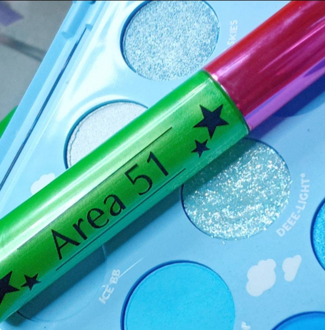 Ein Feuchtigkeitsspendender Lipgloss in Der Farbe „Area 51" Lindgrün von Etsy - BasicWitchBeauty