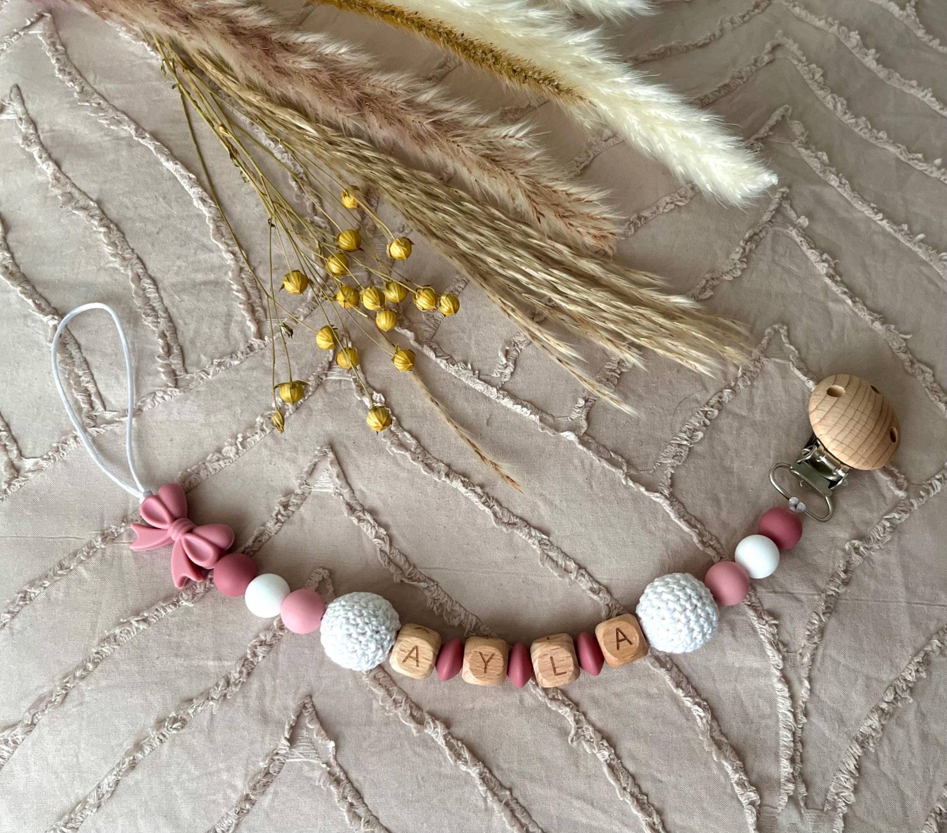 Personalisierte Boho Makramee Schnullerkette Mit Holzclip - Individueller Baby Name von Etsy - Bbabyboutiquee