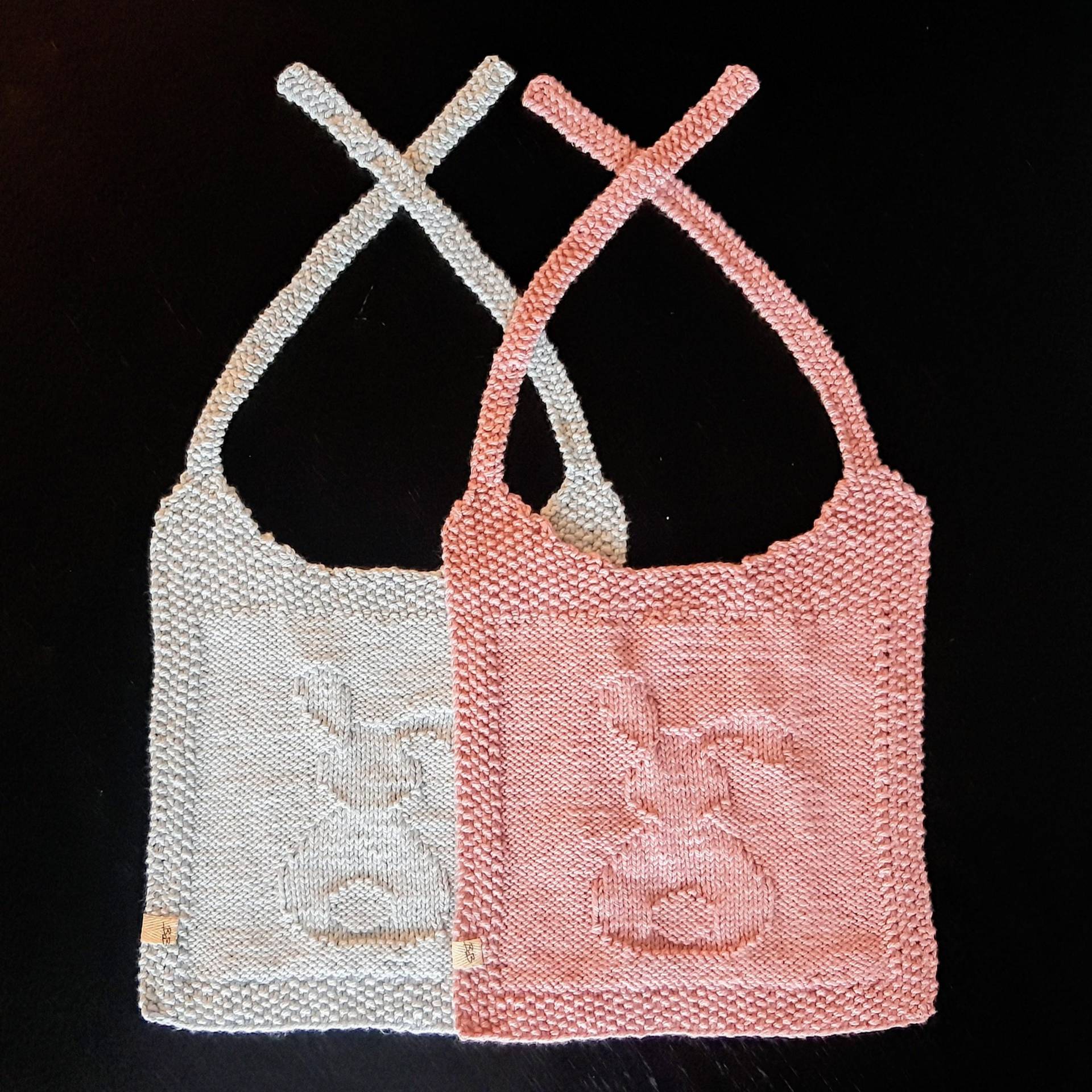 Baby Lätzchen Mit Hasenmotiv Handstrickt Aus 100% Baumwolle, Weich, Für Neugeborene Und Kleinkinder Baby Lätzchen Mit Hasenmotiv Handstrickt Aus 100% Baumwolle, Weich, Für Neugeborene Und Kleinkinder von Etsy - BdBsKnitKnots