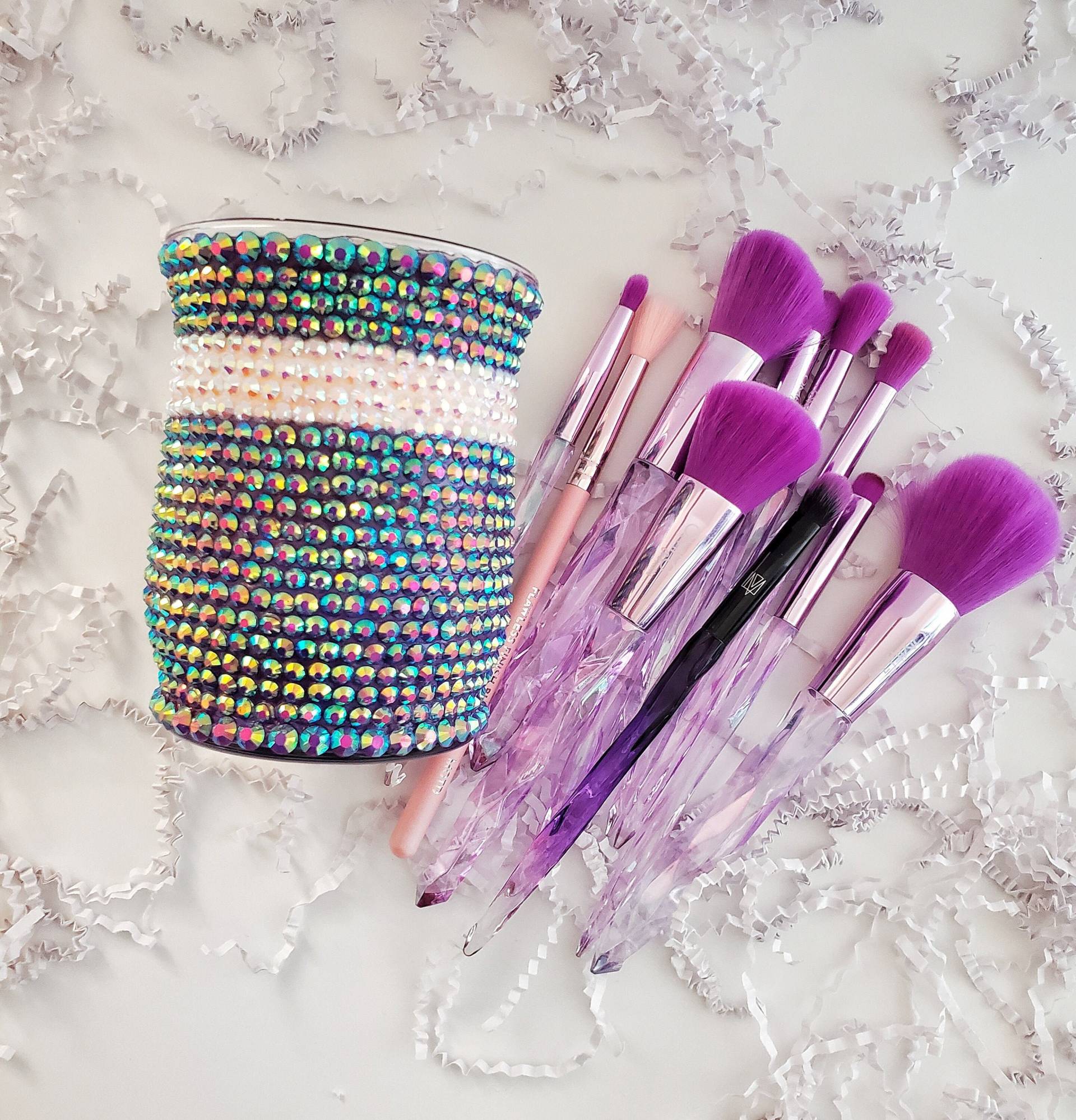 Weißes Rosenband Geschenk Thema Make Up Brush Holder in Lila, Glam Showpiece, Irisierende Lila Strasssteine von Etsy - BeYourGlamSelf