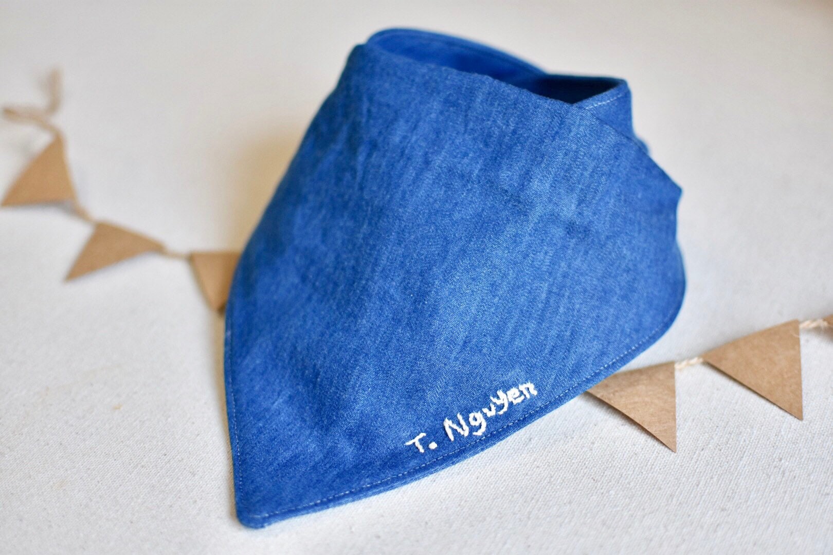 Hand Besticktes Halstuch Denim Blau Jeans Personalisiert Name Monogramm Atmungsaktiv Absorbent Musselin Leinen Baumwolle Baby Massiv Hand Besticktes Halstuch Denim Blau Jeans Personalisiert Name Monogramm Atmungsaktiv Absorbent Musselin Leinen Baumwolle Baby Massiv von Etsy - BeauandBellaBoutique