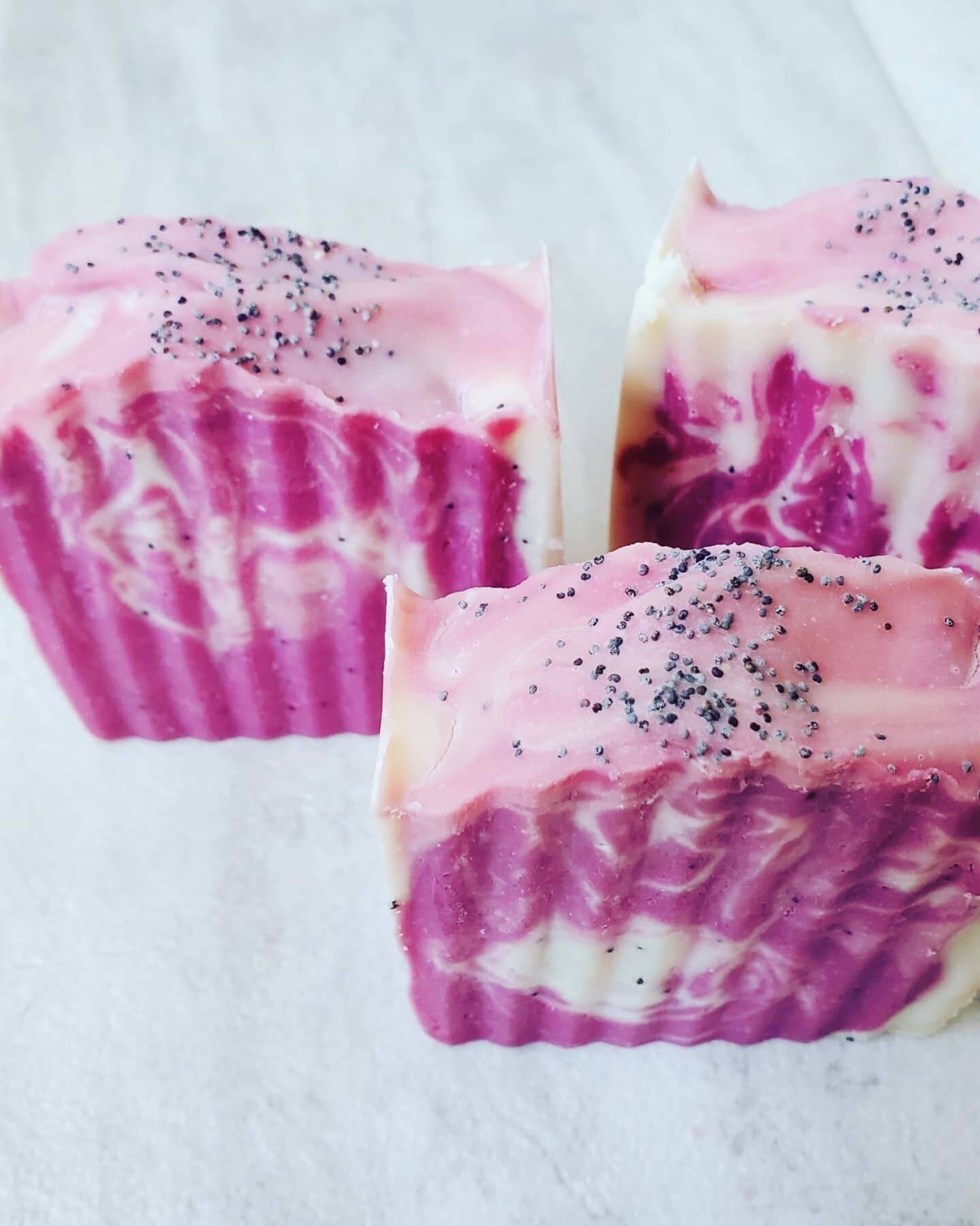 Dragonfruit Beeren Seife von Etsy - BeautyBeeSoap