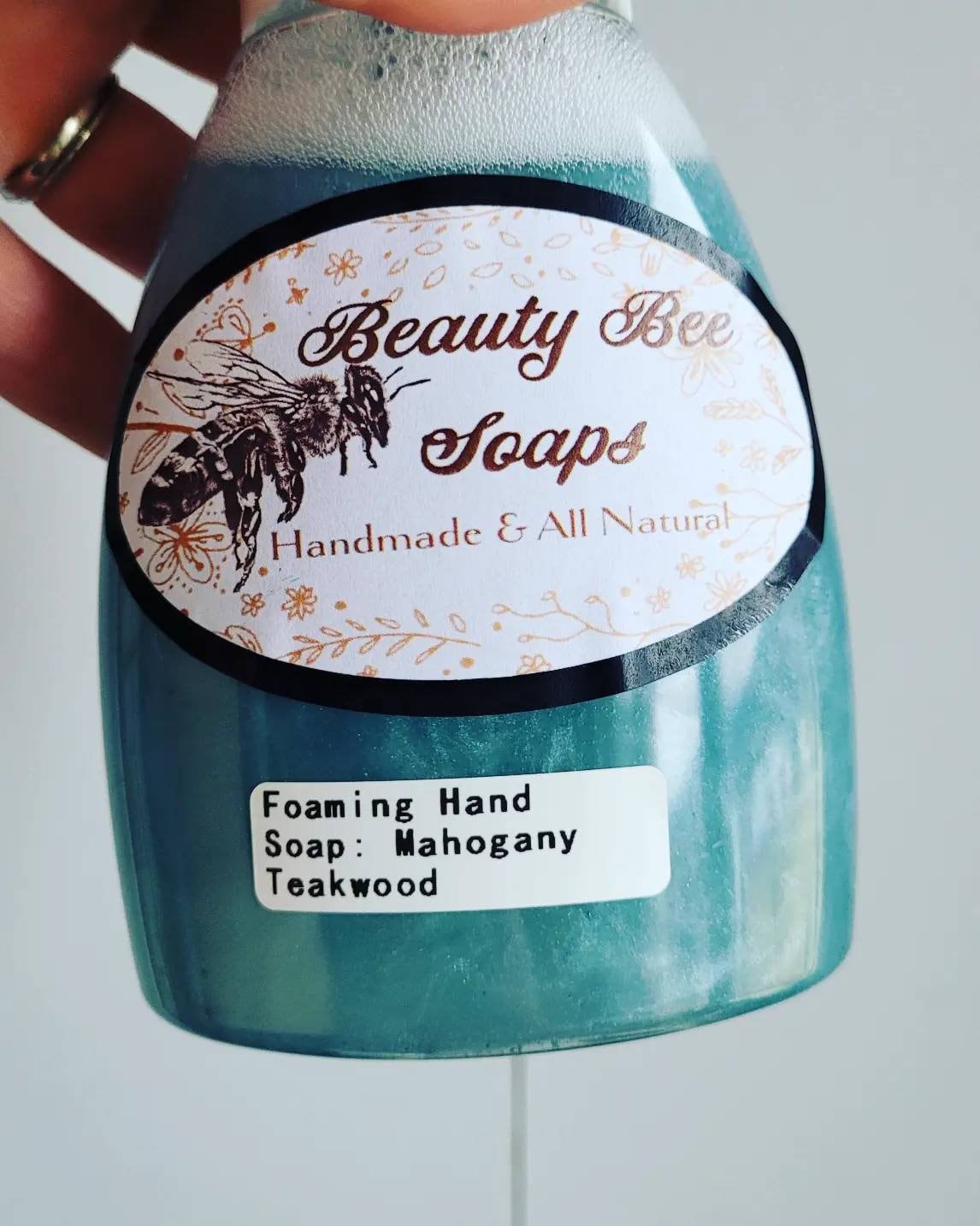 Mahagoni Teakholz Schäumende Handseife von Etsy - BeautyBeeSoap