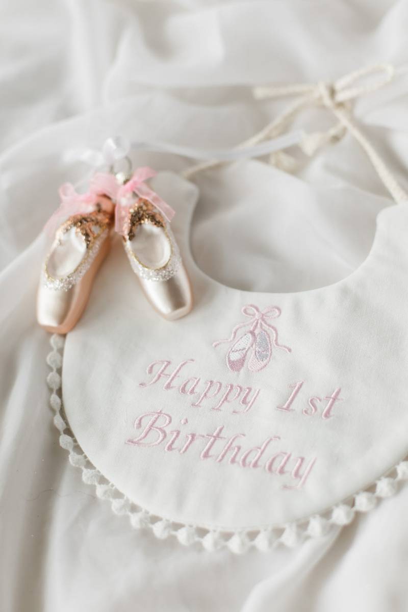 Happy 1st Birthday Lätzchen - Ballerina Party von Etsy - BebeTheory