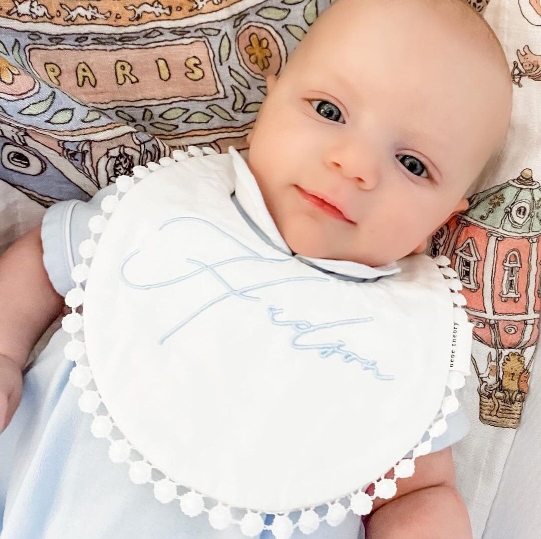 Personalisiertes Gesticktes Wendelätzchen - Hübsches Lätzchen, Baby-Jungen-Lätzchen, Sabberlatz, 100% Baumwolle von Etsy - BebeTheory