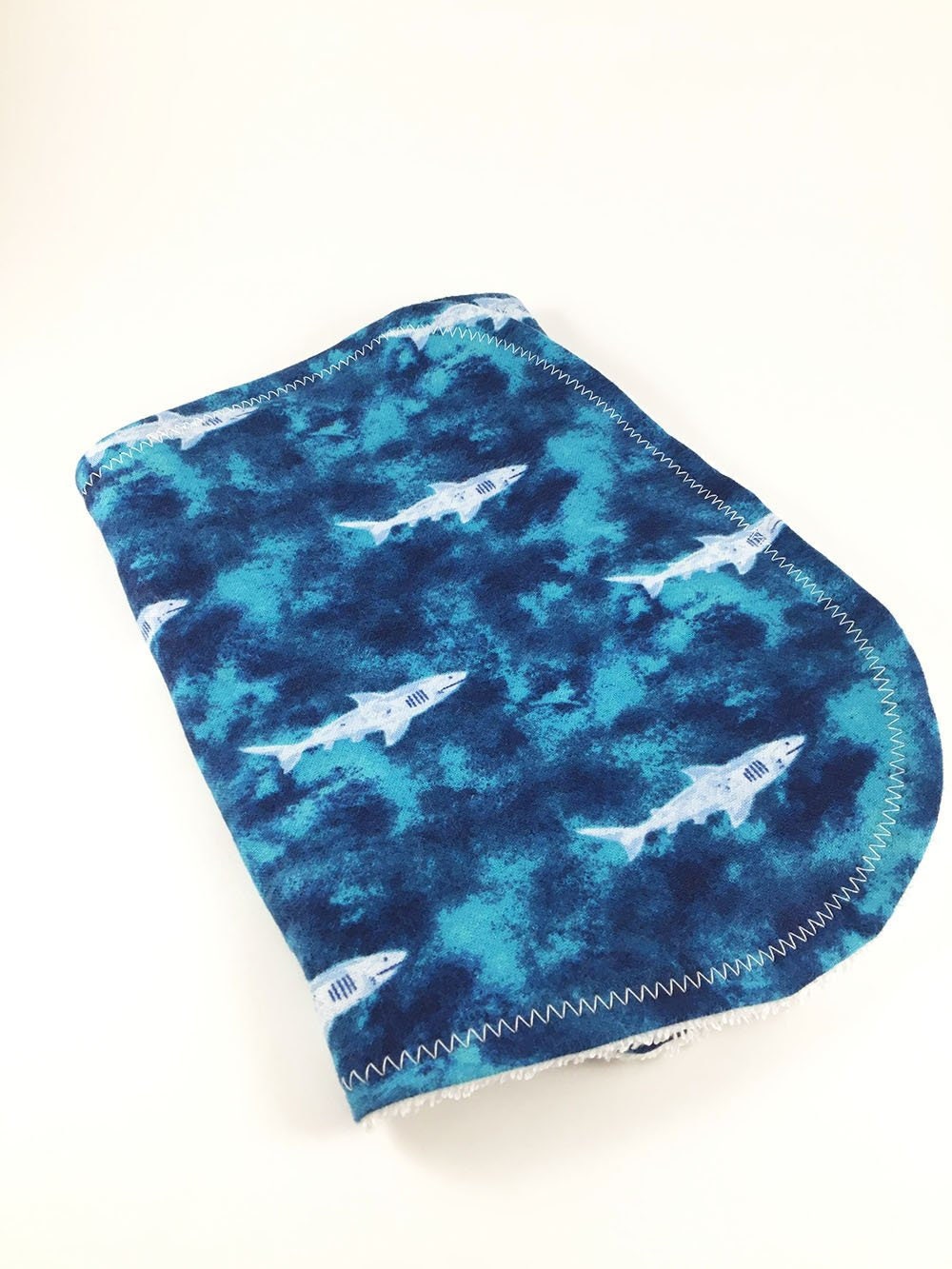 Personalisierte Blau Hai Spucktuch, Baby Baby-Dusche-Geschenk, Baby-Geschenk, Baby-Initialen Personalisierte Blau Hai Spucktuch, Baby Baby-Dusche-Geschenk, Baby-Geschenk, Baby-Initialen von Etsy - BeeKaiBaby