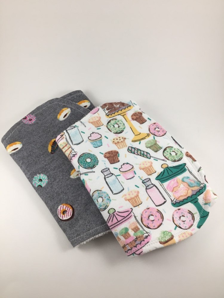Personalisierte Süßigkeiten Spucktuch Set, Donut Baby Spucktuch, Geschenk, Baby-Dusche-Geschenk, Baby-Mädchen-Geschenk, Baby-Jungen Geschenk Personalisierte Süßigkeiten Spucktuch Set, Donut Baby Spucktuch, Geschenk, Baby-Dusche-Geschenk, Baby-Mädchen-Geschenk, Baby-Jungen Geschenk von Etsy - BeeKaiBaby