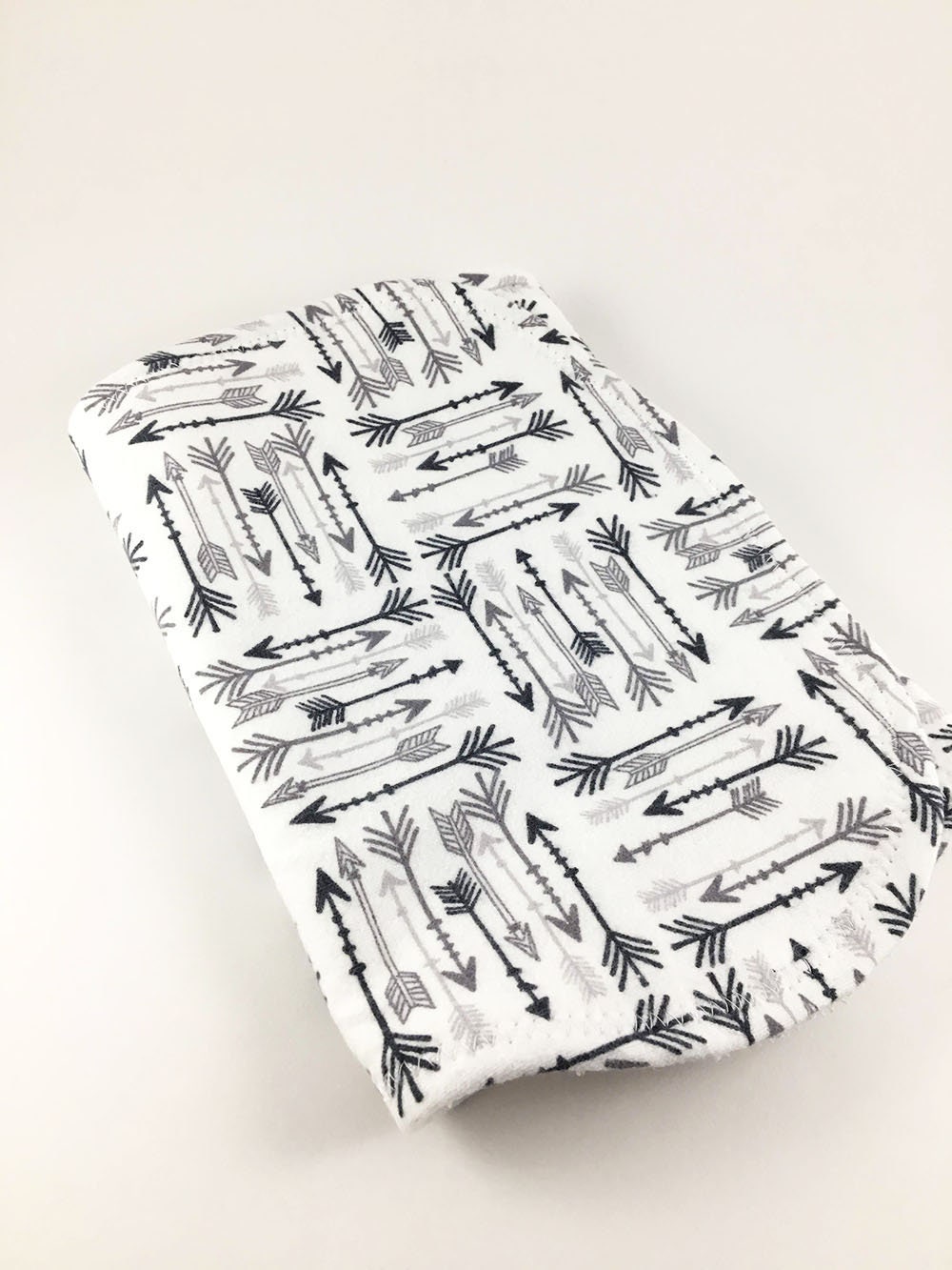 Personalisiertes Spucktuch Mit Grauen Pfeilen, Für Baby, Geschenk Jungen, Mädchen, Initialen Personalisiertes Spucktuch Mit Grauen Pfeilen, Für Baby, Geschenk Jungen, Mädchen, Initialen von Etsy - BeeKaiBaby