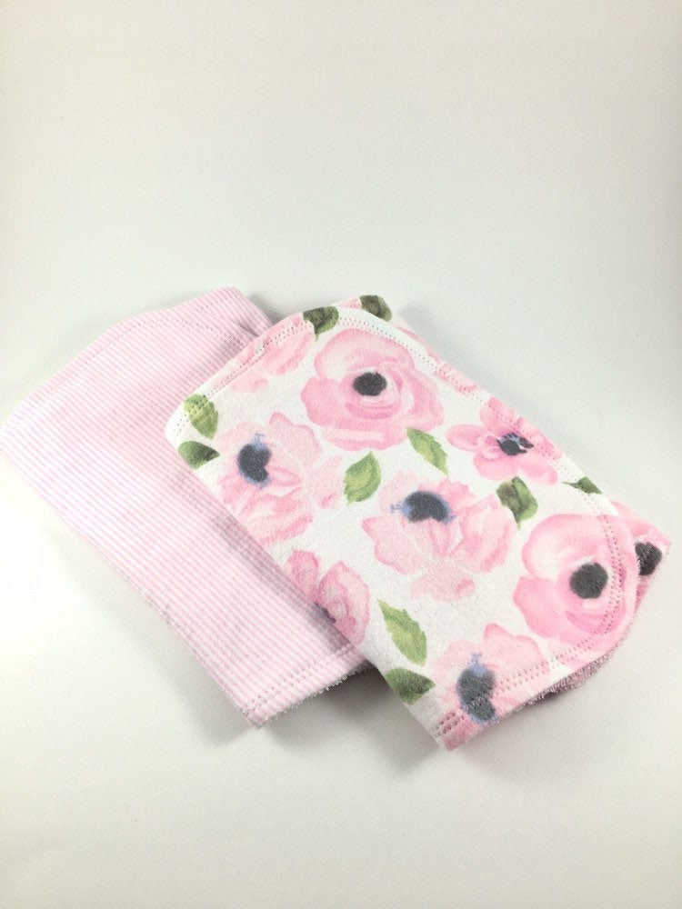 Rosa Blumen Duo Spucktuch-Set, Spucktücher Mit Blumen, Spucktuch, Baby Baby-Dusche-Geschenk, Baby-Geschenk, Spucktuch Mädchen Rosa Blumen Duo Spucktuch-Set, Spucktücher Mit Blumen, Spucktuch, Baby Baby-Dusche-Geschenk, Baby-Geschenk, Spucktuch Mädchen von Etsy - BeeKaiBaby