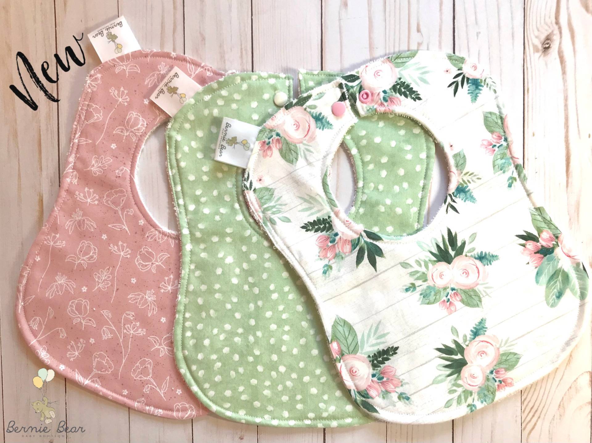 Blumen Baby Lätzchen | Floral Sabber Aquarell Mädchen-Baby-Lätzchen Rosa Grüne Geschenk Set Sofort Lieferbar von Etsy - BernieBearBoutique