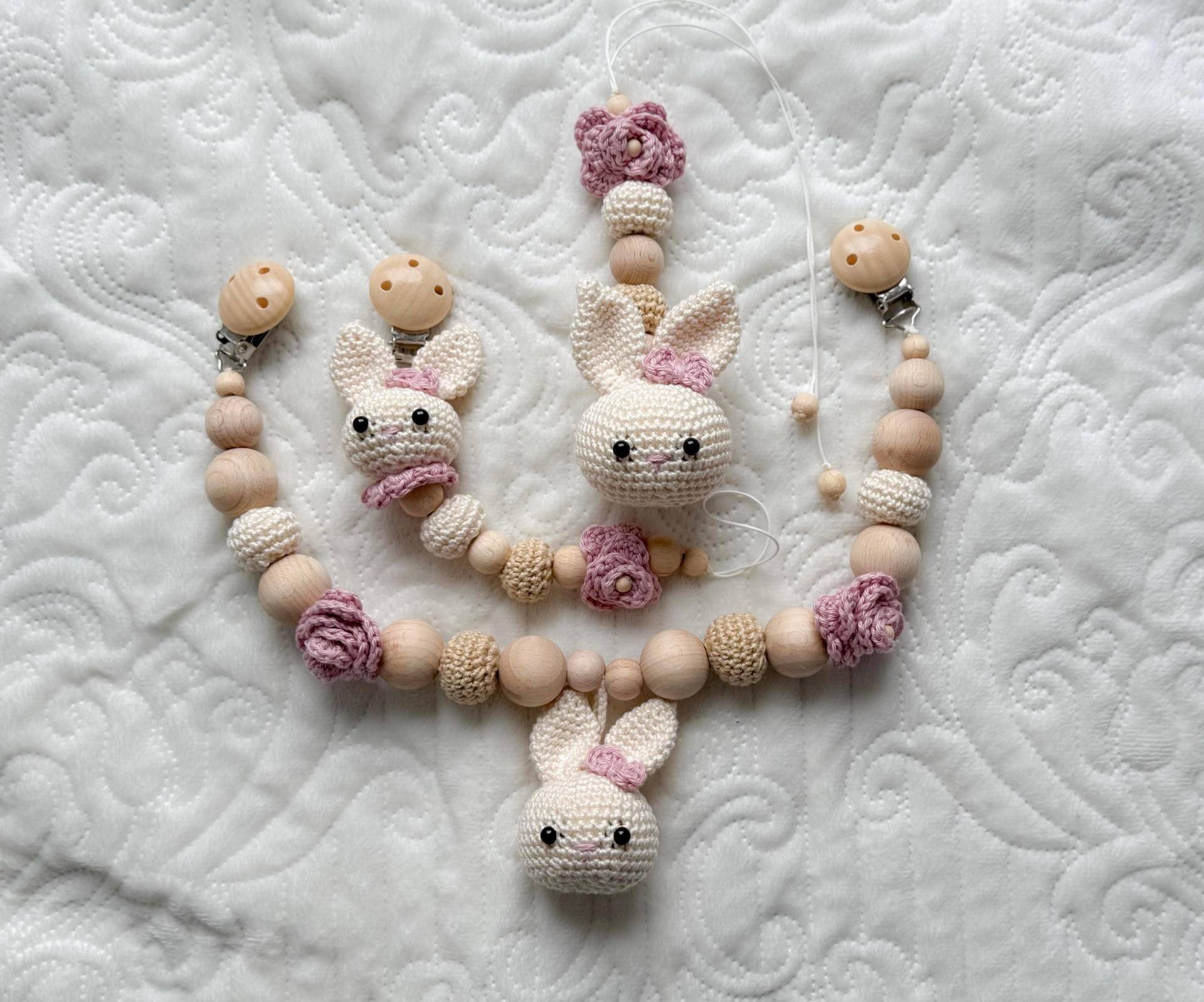 Baby Geschenk Häkel Set Amigurumi Schnullerhalter Schnullerclip Schnullerkette Kinderwagenkette Hase Baby Geschenk Häkel Set Amigurumi Schnullerhalter Schnullerclip Schnullerkette Kinderwagenkette Hase von Etsy - BestLovelythings
