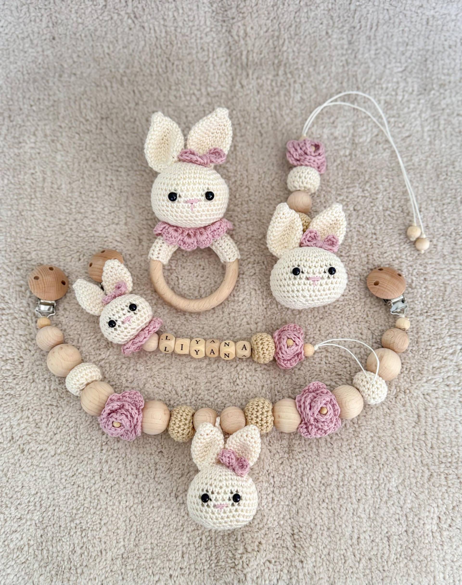 Baby Geschenk Häkel Set Amigurumi Schnullerhalter Schnullerclip Schnullerkette Kinderwagenkette Hase Baby Geschenk Häkel Set Amigurumi Schnullerhalter Schnullerclip Schnullerkette Kinderwagenkette Hase von Etsy - BestLovelythings