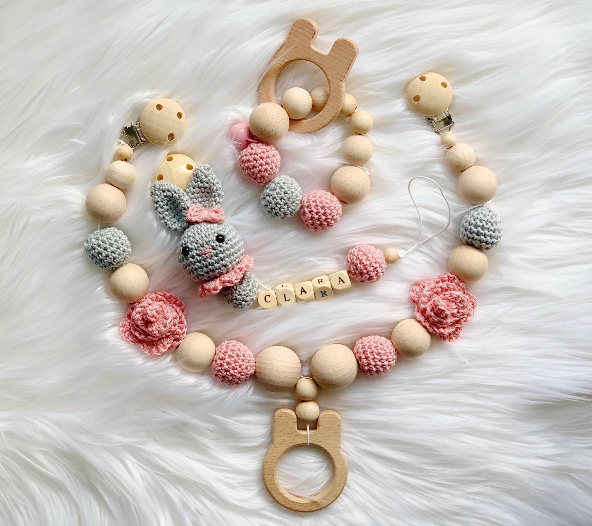 Baby Geschenk Häkel Set Amigurumi Schnullerhalter Schnullerclip Schnullerkette Kinderwagenkette Hase Baby Geschenk Häkel Set Amigurumi Schnullerhalter Schnullerclip Schnullerkette Kinderwagenkette Hase von Etsy - BestLovelythings