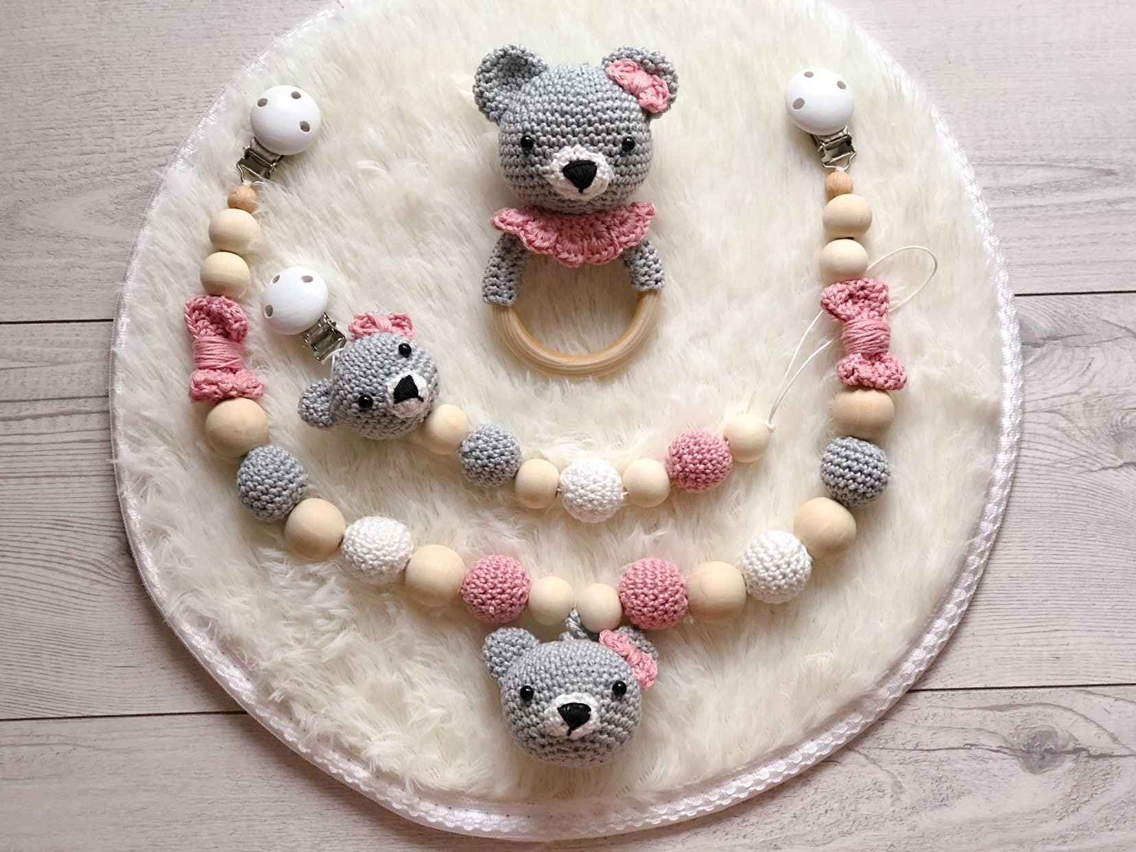 Baby Geschenk Häkel Set Amigurumi Schnullerhalter Schnullerclip Schnullerkette Rassel Greifling Kinderwagenkette Bär Baby Geschenk Häkel Set Amigurumi Schnullerhalter Schnullerclip Schnullerkette Rassel Greifling Kinderwagenkette Bär von Etsy - BestLovelythings