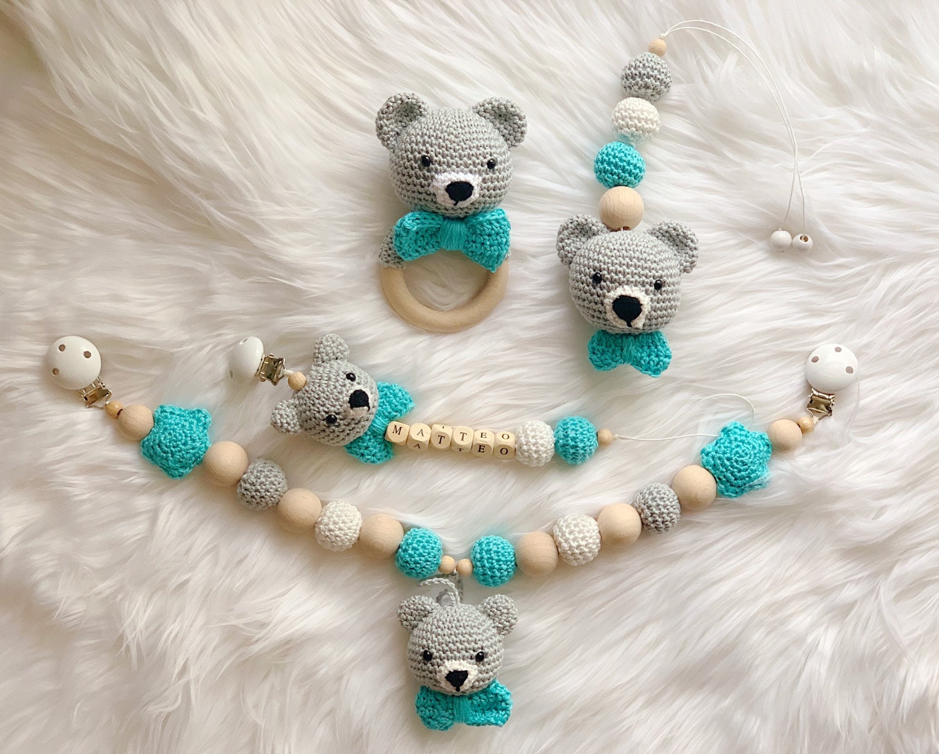 Baby Geschenk Häkel Set Amigurumi Schnullerhalter Schnullerclip Schnullerkette Rassel Greifling Kinderwagenkette Bär Baby Geschenk Häkel Set Amigurumi Schnullerhalter Schnullerclip Schnullerkette Rassel Greifling Kinderwagenkette Bär von Etsy - BestLovelythings