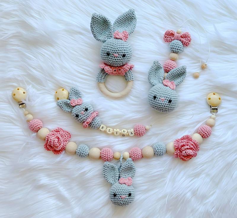 Baby Geschenk Häkel Set Amigurumi Schnullerhalter Schnullerclip Schnullerkette Rassel Greifling Kinderwagenkette Hase von Etsy - BestLovelythings