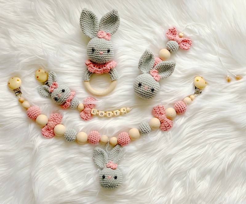 Baby Geschenk Häkel Set Amigurumi Schnullerhalter Schnullerclip Schnullerkette Rassel Greifling Kinderwagenkette Hase von Etsy - BestLovelythings