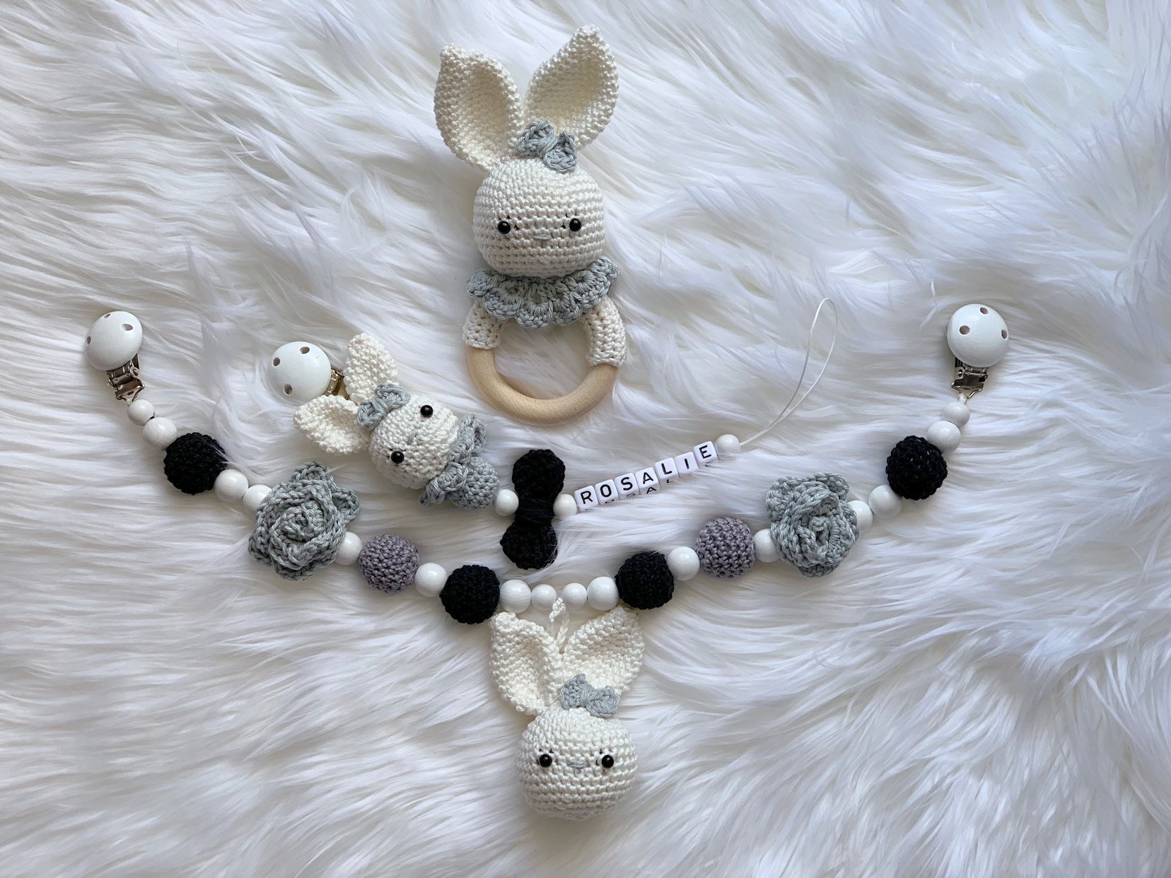 Baby Geschenk Häkel Set Amigurumi Schnullerhalter Schnullerclip Schnullerkette Rassel Greifling Kinderwagenkette Hase Baby Geschenk Häkel Set Amigurumi Schnullerhalter Schnullerclip Schnullerkette Rassel Greifling Kinderwagenkette Hase von Etsy - BestLovelythings