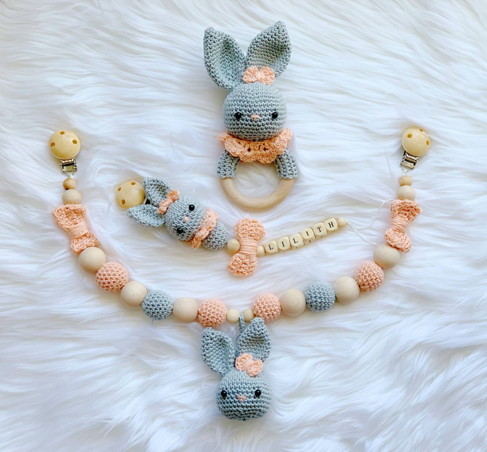 Baby Geschenk Häkel Set Amigurumi Schnullerhalter Schnullerclip Schnullerkette Rassel Greifling Kinderwagenkette Hase Baby Geschenk Häkel Set Amigurumi Schnullerhalter Schnullerclip Schnullerkette Rassel Greifling Kinderwagenkette Hase von Etsy - BestLovelythings