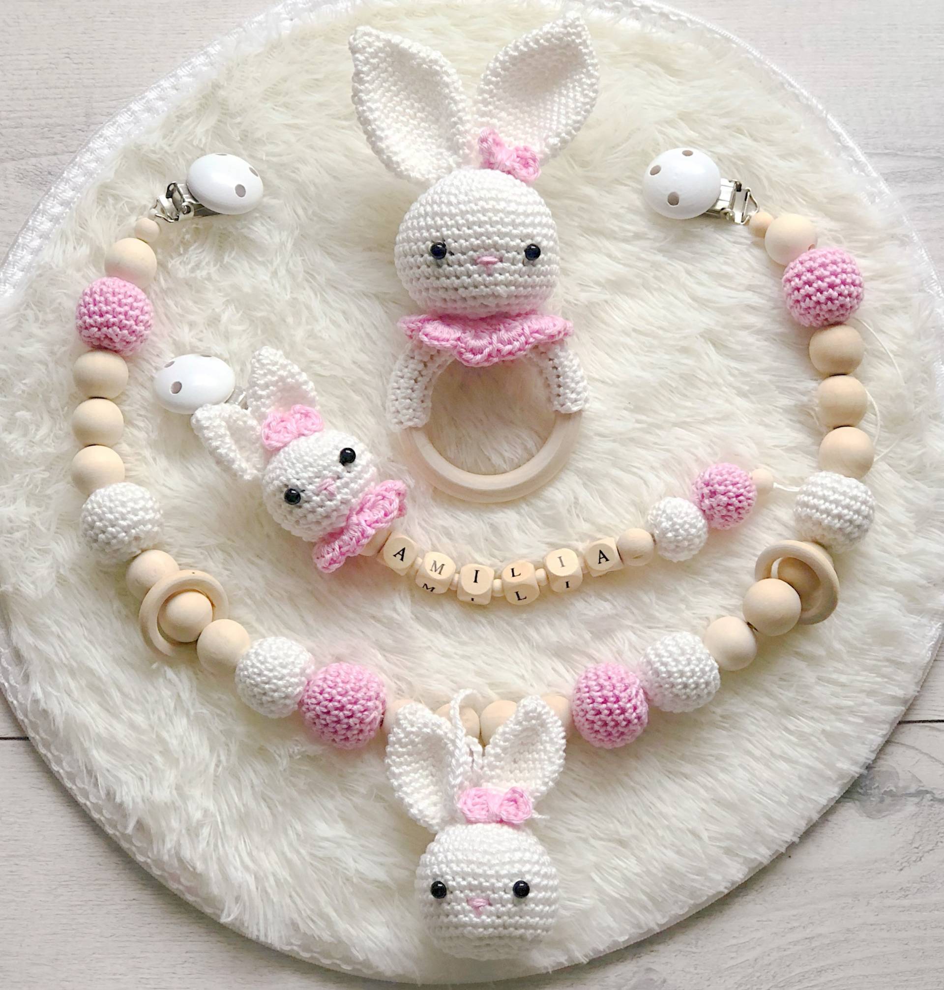 Baby Geschenk Häkel Set Amigurumi Schnullerhalter Schnullerclip Schnullerkette Rassel Greifling Kinderwagenkette Hase Baby Geschenk Häkel Set Amigurumi Schnullerhalter Schnullerclip Schnullerkette Rassel Greifling Kinderwagenkette Hase von Etsy - BestLovelythings