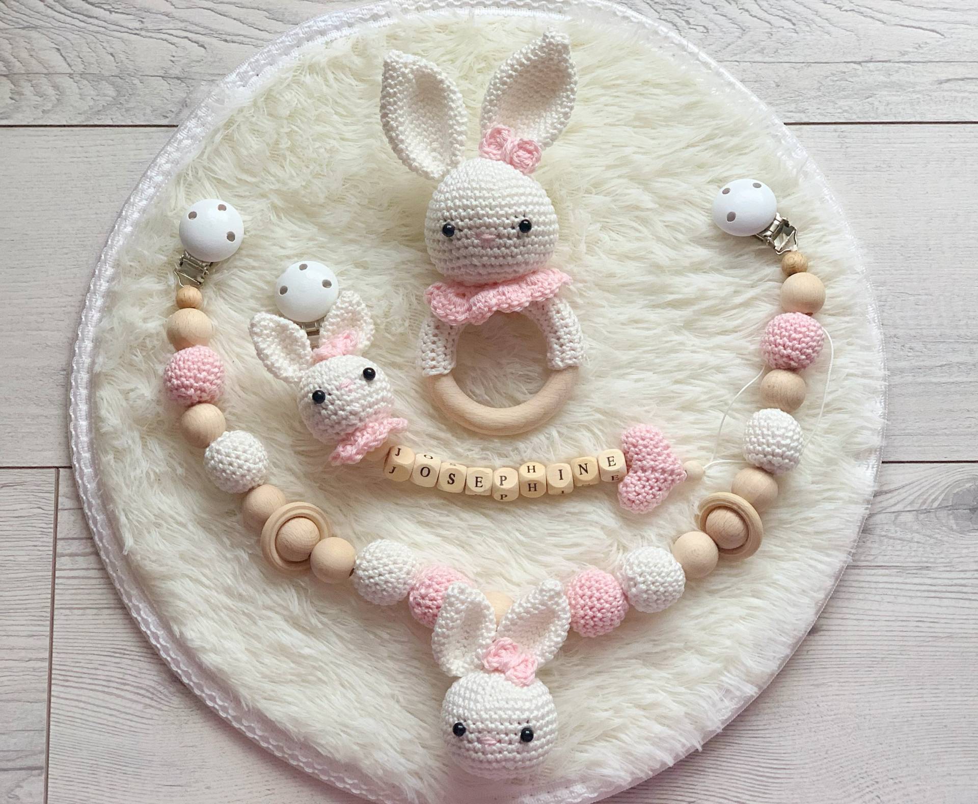 Baby Geschenk Häkel Set Amigurumi Schnullerkette Kinderwagenkette Maxicosikette Rassel Greifling Hase Babyshower Baby Geschenk Häkel Set Amigurumi Schnullerkette Kinderwagenkette Maxicosikette Rassel Greifling Hase Babyshower von Etsy - BestLovelythings