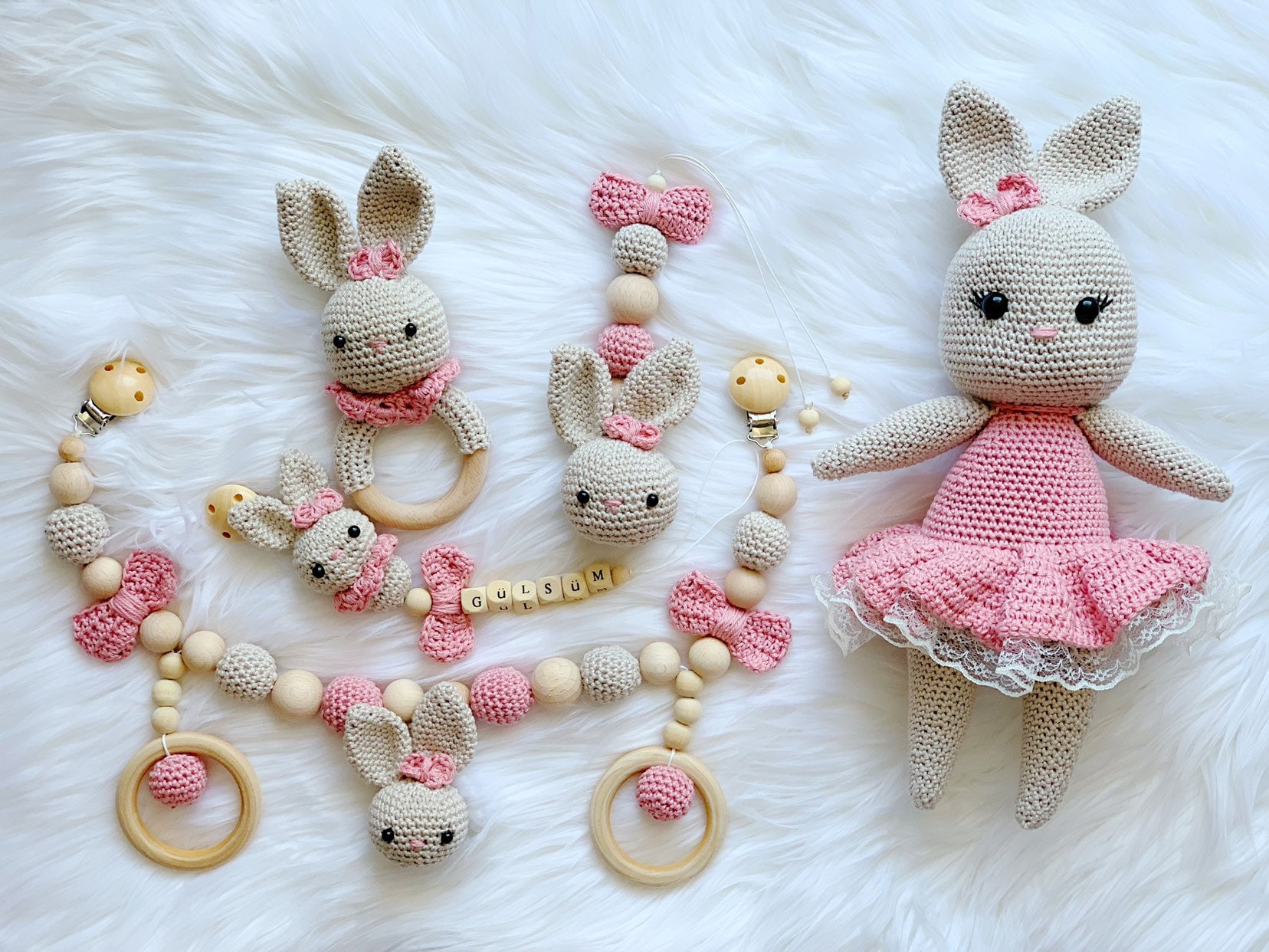 Baby Geschenk Häkel Set Amigurumi Schnullerkette Kinderwagenkette Maxicosikette Rassel Greifling Hase Babyshower Baby Geschenk Häkel Set Amigurumi Schnullerkette Kinderwagenkette Maxicosikette Rassel Greifling Hase Babyshower von Etsy - BestLovelythings