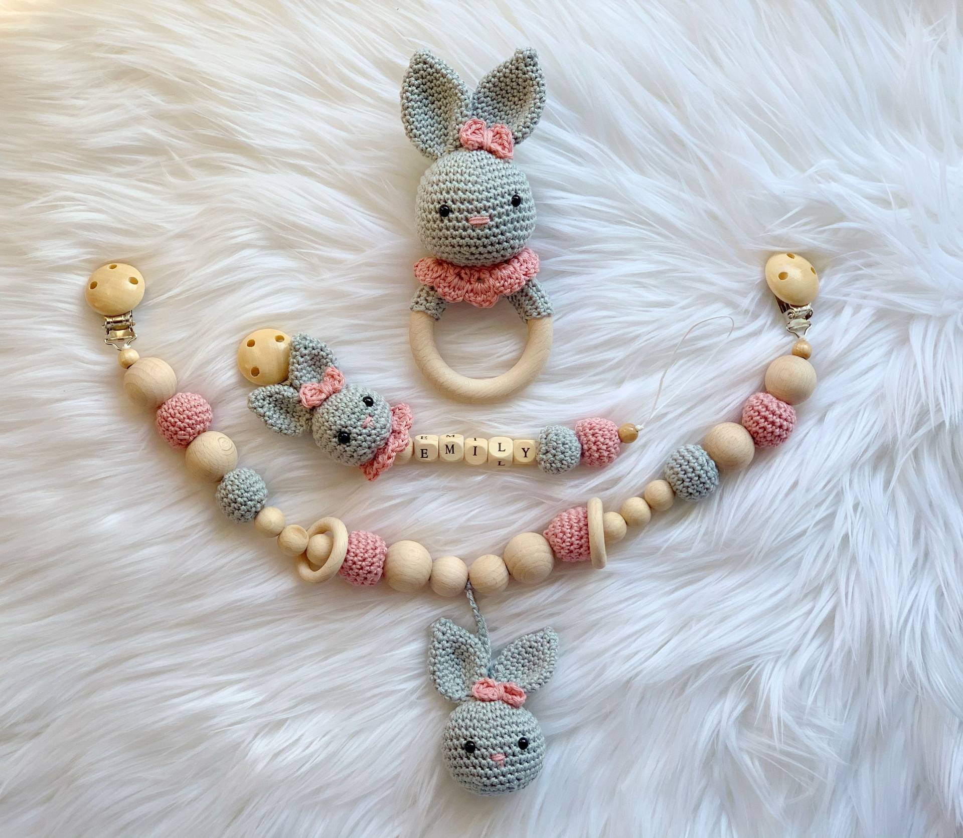 Baby Geschenk Häkel Set Amigurumi Schnullerkette Kinderwagenkette Maxicosikette Rassel Greifling Hase Babyshower Baby Geschenk Häkel Set Amigurumi Schnullerkette Kinderwagenkette Maxicosikette Rassel Greifling Hase Babyshower von Etsy - BestLovelythings
