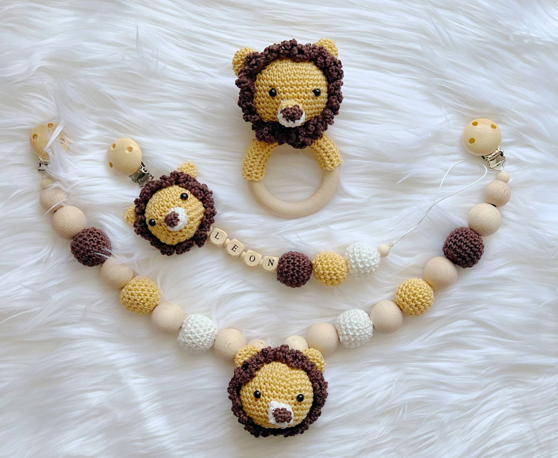 Baby Geschenk Häkel Set Amigurumi Schnullerkette Kinderwagenkette Rassel Greifling Löwe Babyshower von Etsy - BestLovelythings