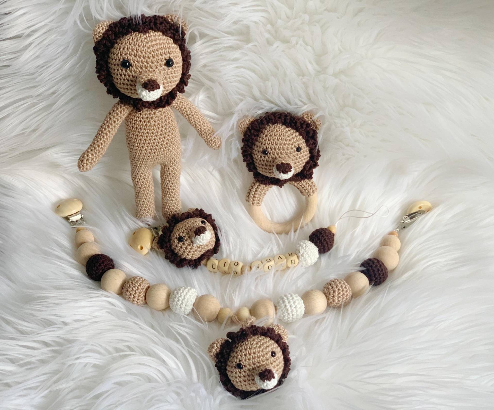 Baby Geschenk Häkel Set Amigurumi Schnullerkette Kinderwagenkette Rassel Greifling Löwe Babyshower Baby Geschenk Häkel Set Amigurumi Schnullerkette Kinderwagenkette Rassel Greifling Löwe Babyshower von Etsy - BestLovelythings