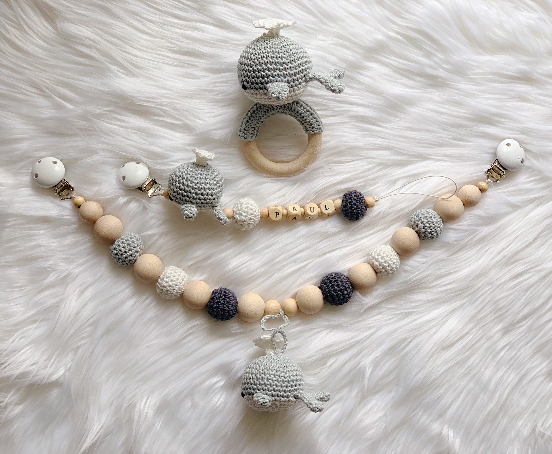 Baby Geschenk Häkel Set Schnullerhalter-Clip Rassel Greifling Schnullerkette Kinderwagenkette Wal Baby Geschenk Häkel Set Schnullerhalter-Clip Rassel Greifling Schnullerkette Kinderwagenkette Wal von Etsy - BestLovelythings