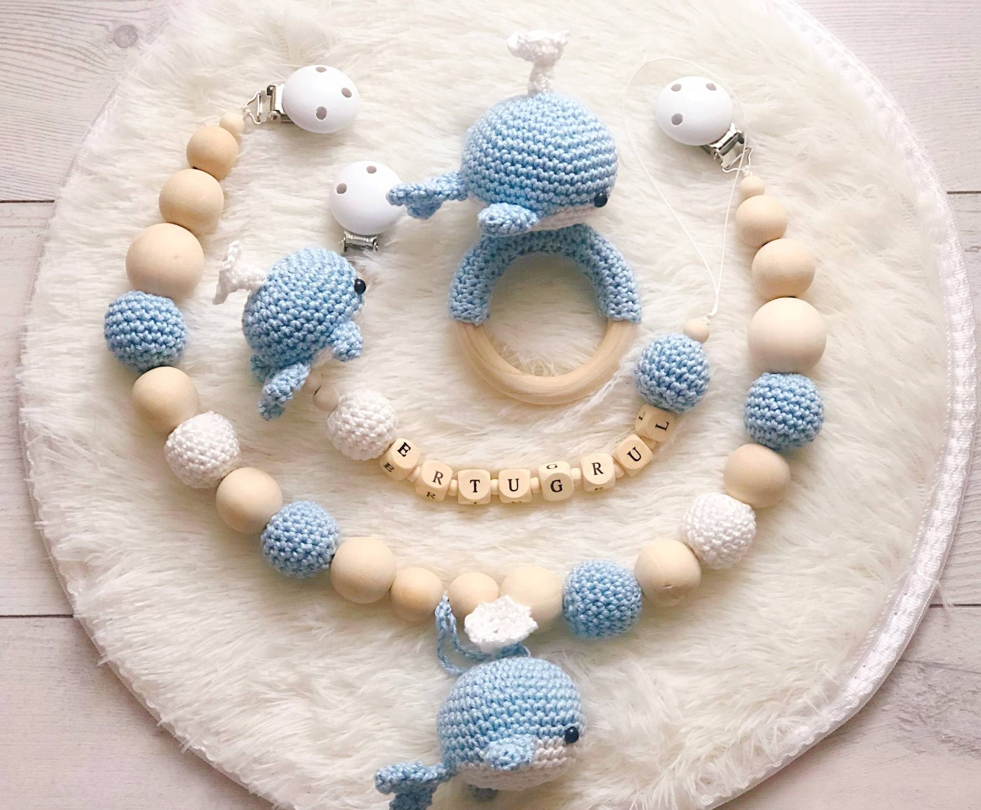 Baby Geschenk Häkel Set Schnullerhalter-Clip Rassel Greifling Schnullerkette Kinderwagenkette Wal Baby Geschenk Häkel Set Schnullerhalter-Clip Rassel Greifling Schnullerkette Kinderwagenkette Wal von Etsy - BestLovelythings