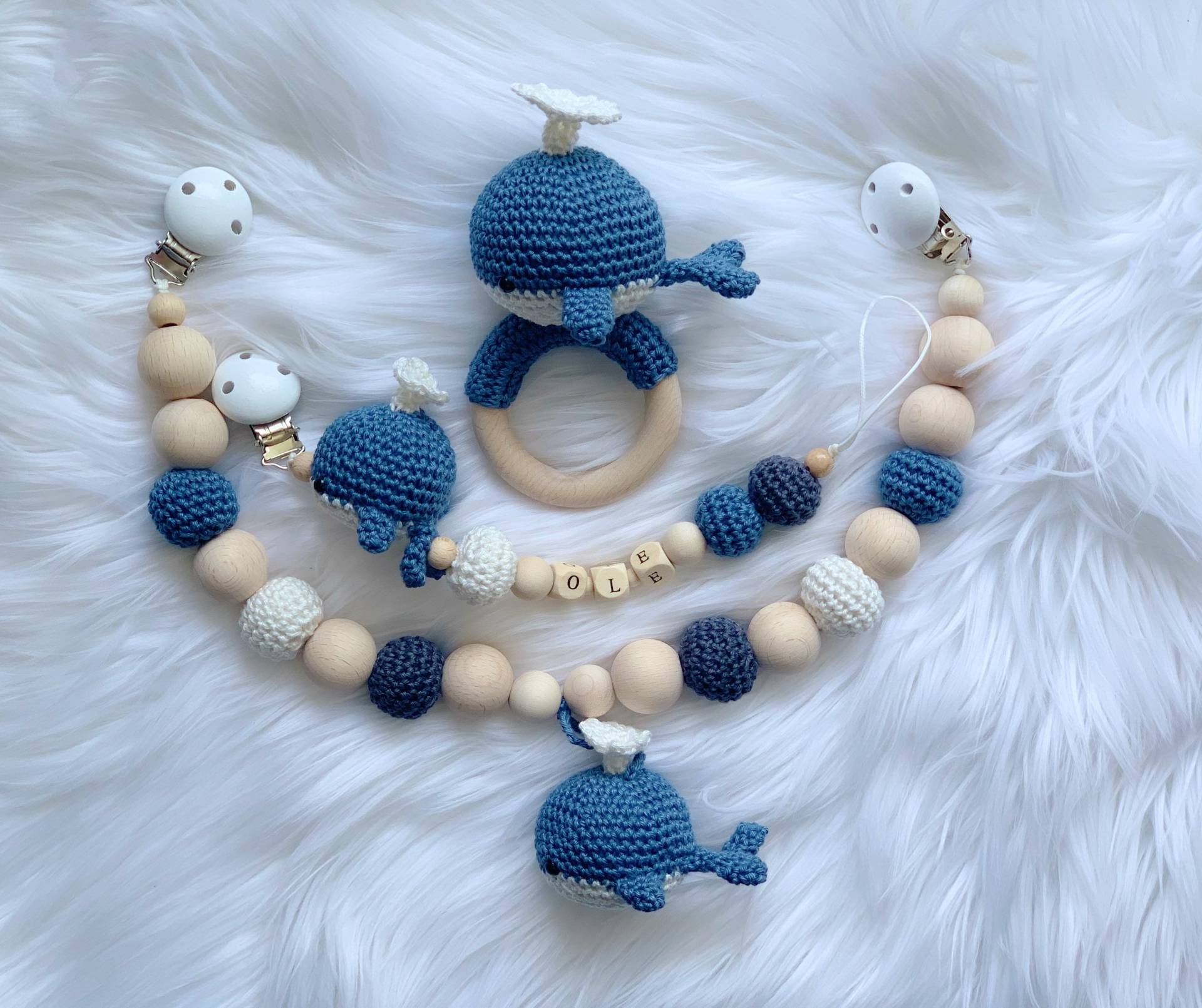 Baby Geschenk Häkel Set Schnullerhalter-Clip Rassel Greifling Schnullerkette Kinderwagenkette Wal Baby Geschenk Häkel Set Schnullerhalter-Clip Rassel Greifling Schnullerkette Kinderwagenkette Wal von Etsy - BestLovelythings