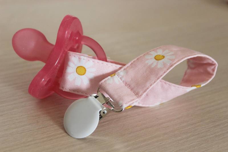 Baby Schnullerclip Neugeborenen Geschenk, Soothie Schnullerclip, Stoff Für Mädchen, Schnullerhalter, Schnullerkette, Binky Clips, Paci Clip von Etsy - BlackBunnyCreations