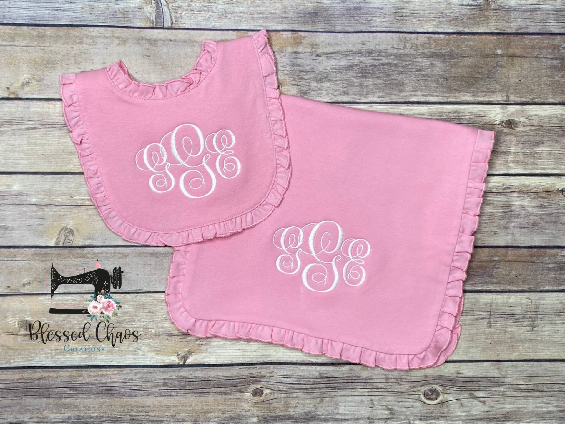 Monogrammiertes Baby-Mädchen-Rüschen-Lätzchen Und Spucktuch-Set, Personalisiertes Baby-Dusche-Geschenk, Rosa Rüschen-Lätzchen, Rüschen-Spucktuch Monogrammiertes Baby-Mädchen-Rüschen-Lätzchen Und Spucktuch-Set, Personalisiertes Baby-Dusche-Geschenk, Rosa Rüschen-Lätzchen, Rüschen-Spucktuch von Etsy - BlessedChaosCreation