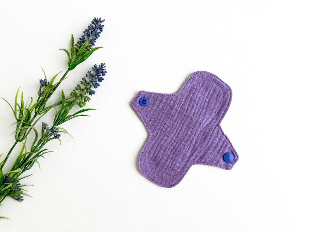 Bio-Baumwolle Slipeinlage, Stoffpads, Kleine Wiederverwendbare Slipeinlagen 6 ", Atmungsaktive Musselin-Damenbinde, Extra-Dünn, Zero Waste Pads von Etsy - BloomPads