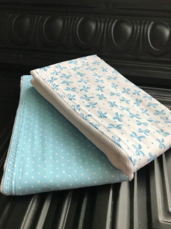 Blaues Spucktuch-Set Für Die Neue Mutter -Baby-Dusche-Geschenk, Blaues Kinderzimmer, Einzigartiges Baby-Jungen-Geschenk, Neues Baby, Lätzchen Und Blaues Spucktuch-Set Für Die Neue Mutter -Baby-Dusche-Geschenk, Blaues Kinderzimmer, Einzigartiges Baby-Jungen-Geschenk, Neues Baby, Lätzchen Und von Etsy - BlueSnowmanQuilts