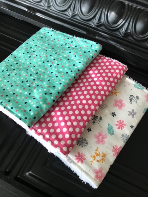Geblümte Spucktücher, Baby Geschenk, Babyparty, Neugeborenen Mädchen Lätzchen Und Spucken, Neues Baby, Werdende Mama Geblümte Spucktücher, Baby Geschenk, Babyparty, Neugeborenen Mädchen Lätzchen Und Spucken, Neues Baby, Werdende Mama von Etsy - BlueSnowmanQuilts