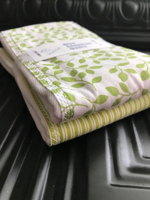 Gender Neutral Baby Geschenk Grünes Spucktuch Set - Baby-Dusche-Geschenk, Baby-Geschenk, Neugeborene Spucktücher, Kindergarten, Lätzchen Und Gender Neutral Baby Geschenk Grünes Spucktuch Set - Baby-Dusche-Geschenk, Baby-Geschenk, Neugeborene Spucktücher, Kindergarten, Lätzchen Und von Etsy - BlueSnowmanQuilts