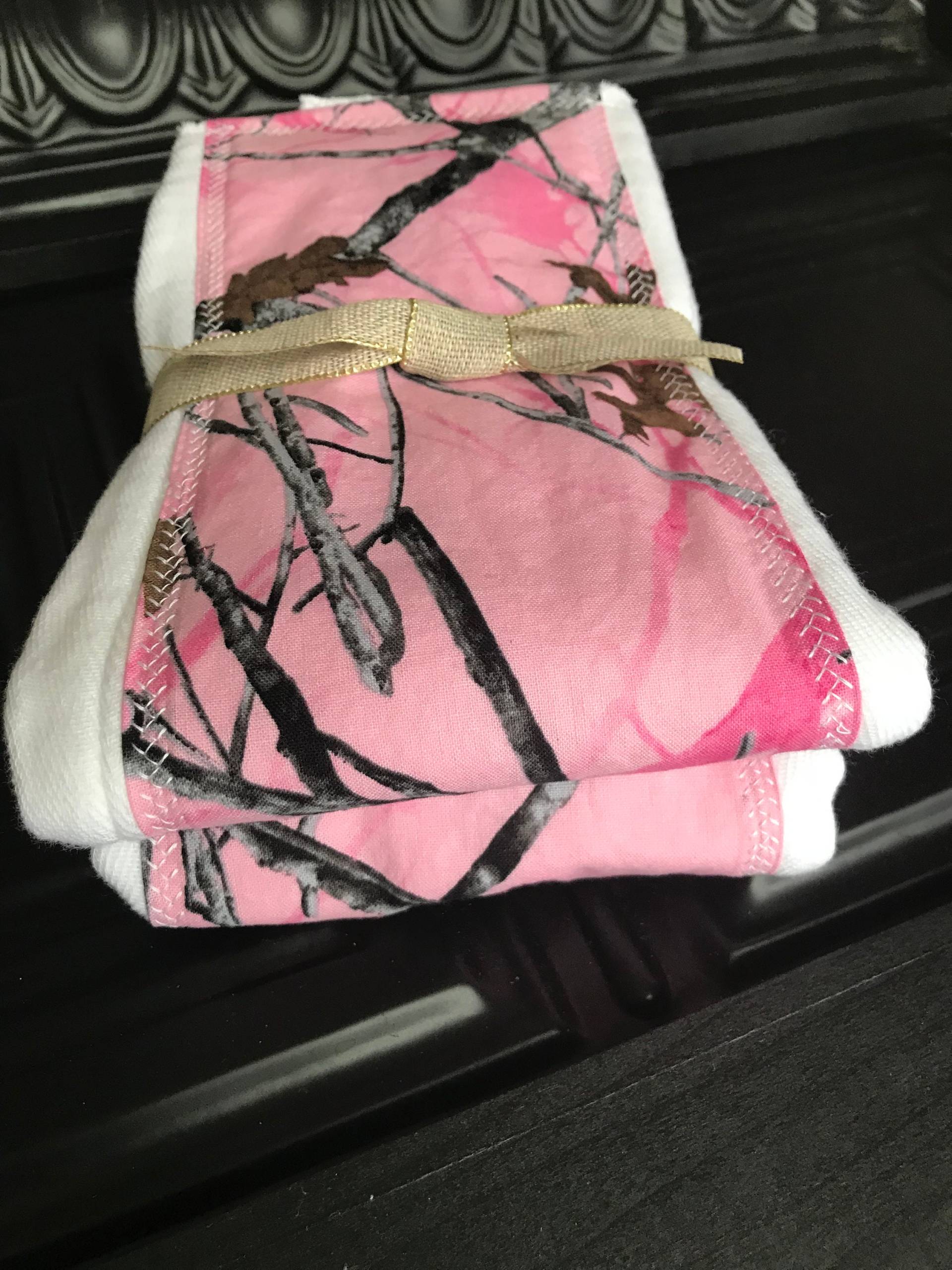 Geschenk Für Neue Mama - Pink Camo Spucktuch Set - Einzigartige Baby-Dusche-Geschenk, Baby-Mädchen-Geschenk, Baby Und Mama Geschenk - Baby, Rosa Geschenk Für Neue Mama - Pink Camo Spucktuch Set - Einzigartige Baby-Dusche-Geschenk, Baby-Mädchen-Geschenk, Baby Und Mama Geschenk - Baby, Rosa von Etsy - BlueSnowmanQuilts