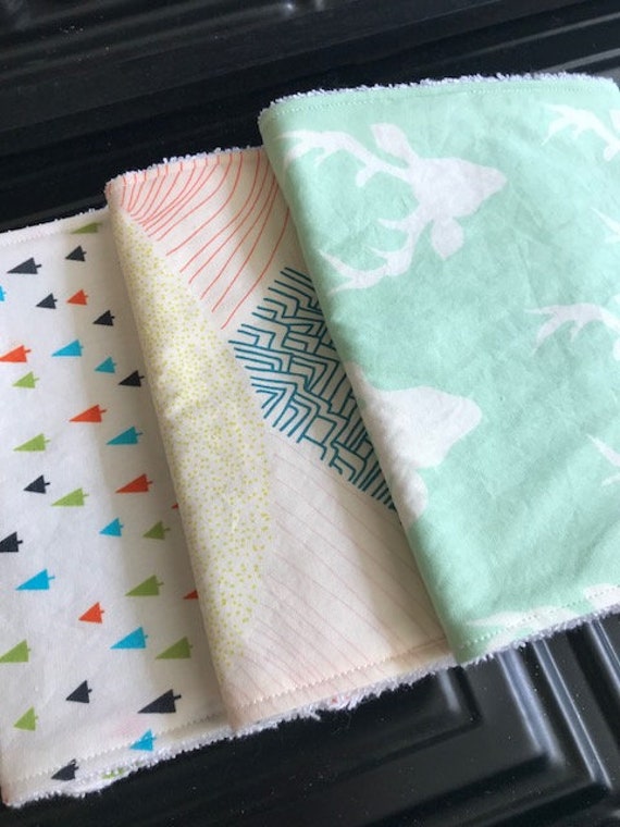 Geweih Spucktuch Aus Weichem Frottee 3Er SetUnikat-Babypartygeschenk3 Koordinierende Drucke in Minzgrün-Neugeborene-Spucken-Auf-stillen Geweih Spucktuch Aus Weichem Frottee 3Er SetUnikat-Babypartygeschenk3 Koordinierende Drucke in Minzgrün-Neugeborene-Spucken-Auf-stillen von Etsy - BlueSnowmanQuilts