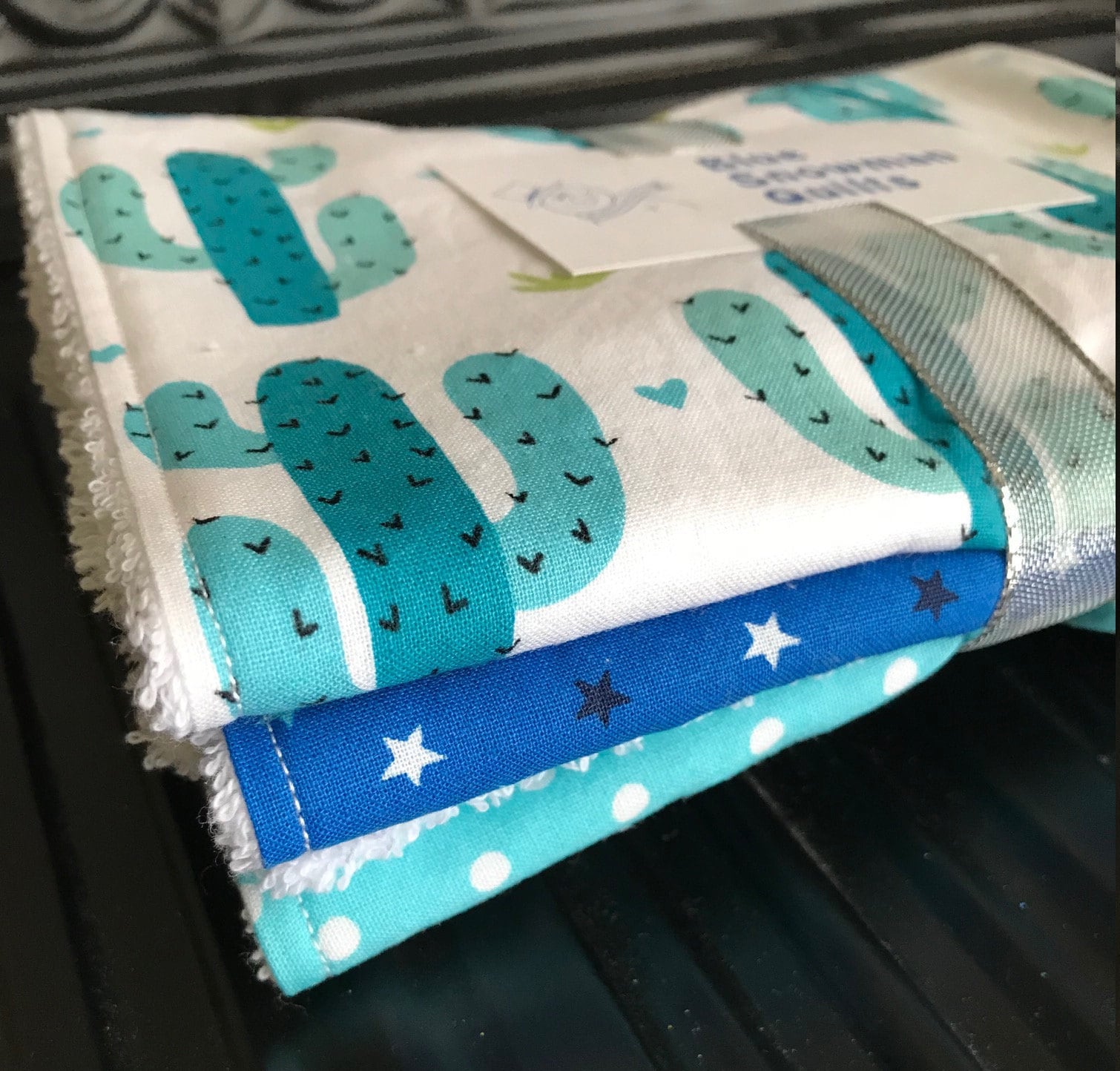 Kaktus Spucktücher, 3Er Set, Baby Geschenk, Babyparty, Neugeborene Einzigartiges Lätzchen Und Burping, Neues Baby, Erwartet Mama Geschenk Kaktus Spucktücher, 3Er Set, Baby Geschenk, Babyparty, Neugeborene Einzigartiges Lätzchen Und Burping, Neues Baby, Erwartet Mama Geschenk von Etsy - BlueSnowmanQuilts