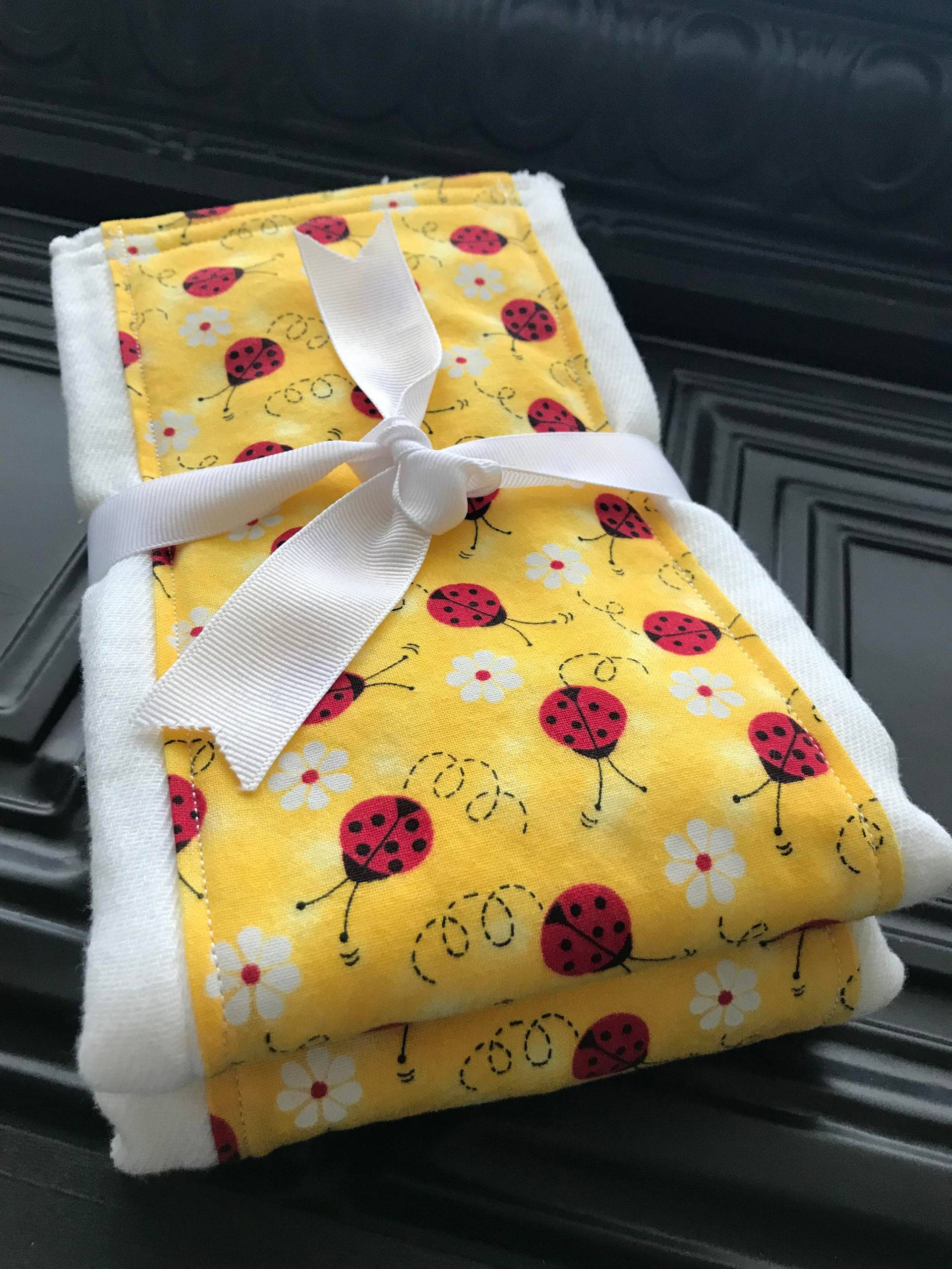 Marienkäfer Spucktuch Geschenk Set, Babyparty Geschenk, Neue Mama Baby Shower Einzigartiges Mädchen, Lätzchen Und Spucktuch, Neues Marienkäfer Spucktuch Geschenk Set, Babyparty Geschenk, Neue Mama Baby Shower Einzigartiges Mädchen, Lätzchen Und Spucktuch, Neues von Etsy - BlueSnowmanQuilts