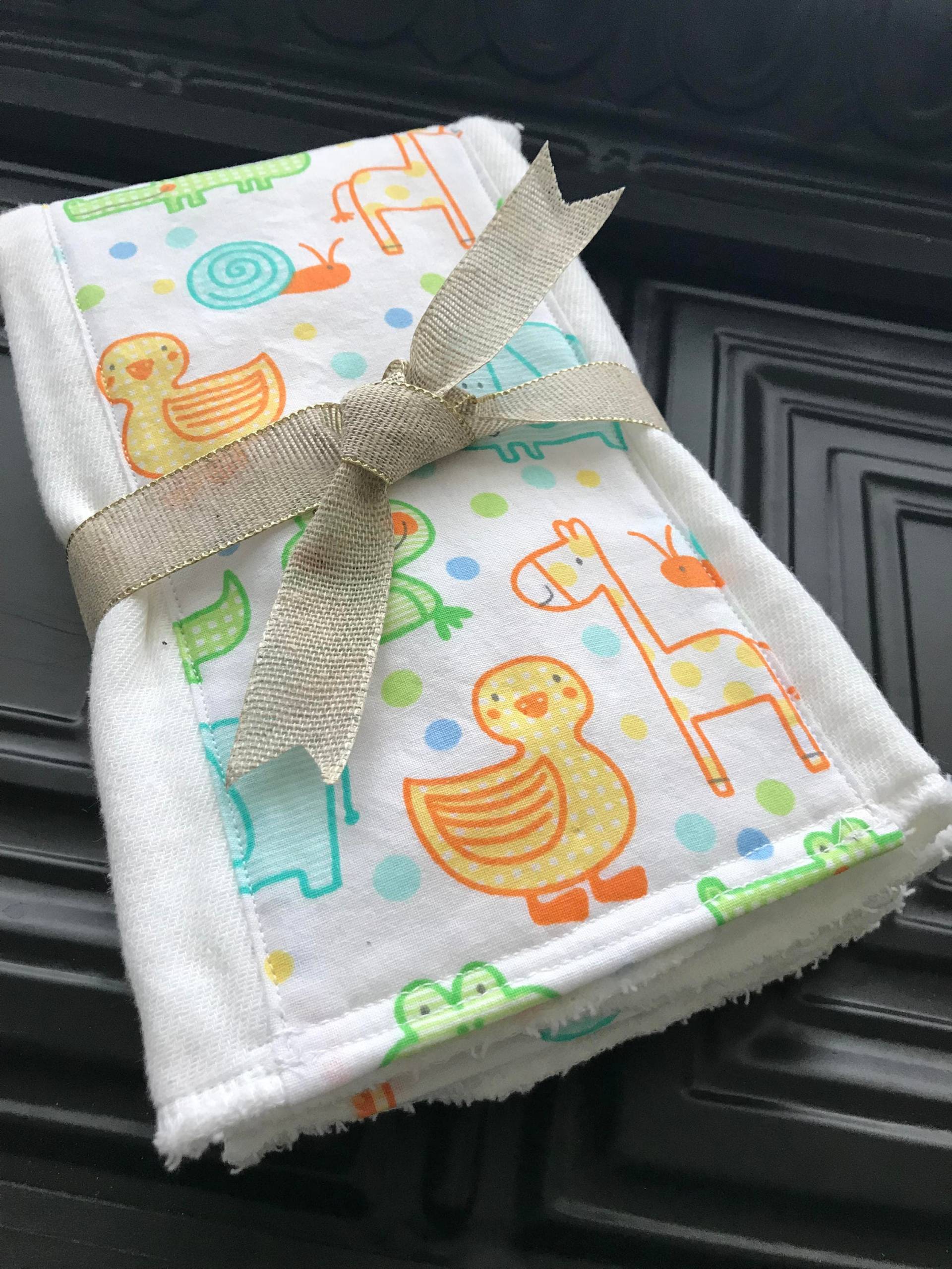 Neue Mutter Geschenk - Animal Print Spucktuch Set - Baby-Dusche-Geschenk, Neugeborenen Geschenk, Quietscheentchen, Einzigartiges Baby Neue Mutter Geschenk - Animal Print Spucktuch Set - Baby-Dusche-Geschenk, Neugeborenen Geschenk, Quietscheentchen, Einzigartiges Baby von Etsy - BlueSnowmanQuilts