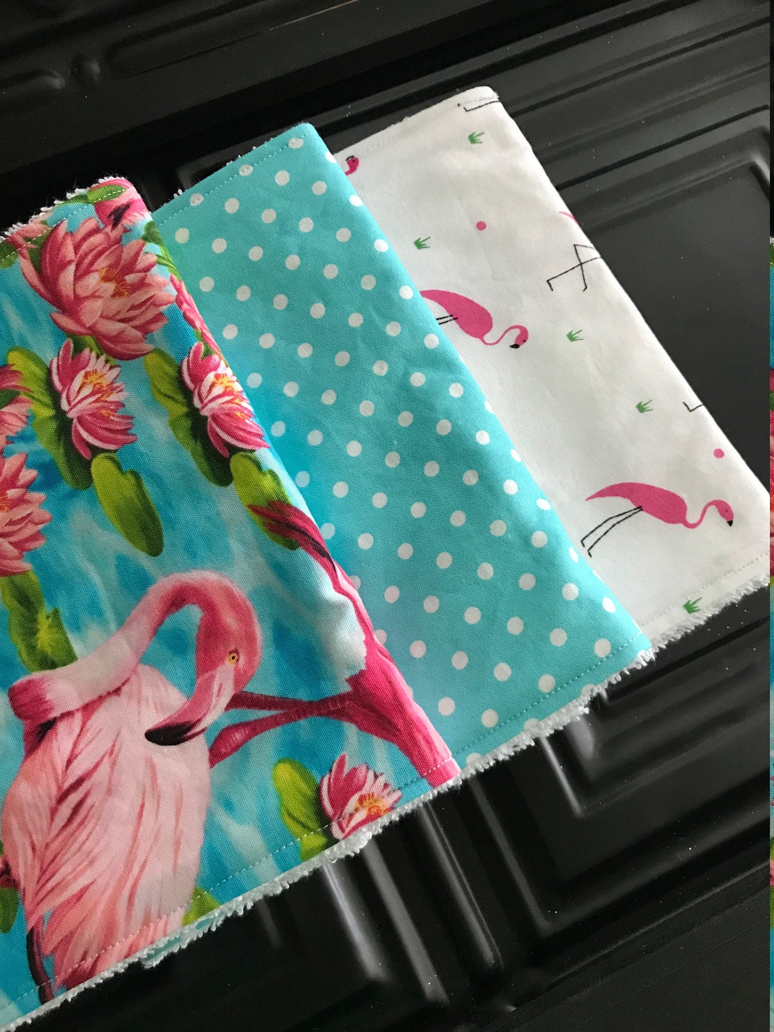 Pink Flamingo Spucktücher, Baby Geschenk, Hübsche Lätzchen Und Burping, Girl New Rosa Kinderzimmer Pink Flamingo Spucktücher, Baby Geschenk, Hübsche Lätzchen Und Burping, Girl New Rosa Kinderzimmer von Etsy - BlueSnowmanQuilts