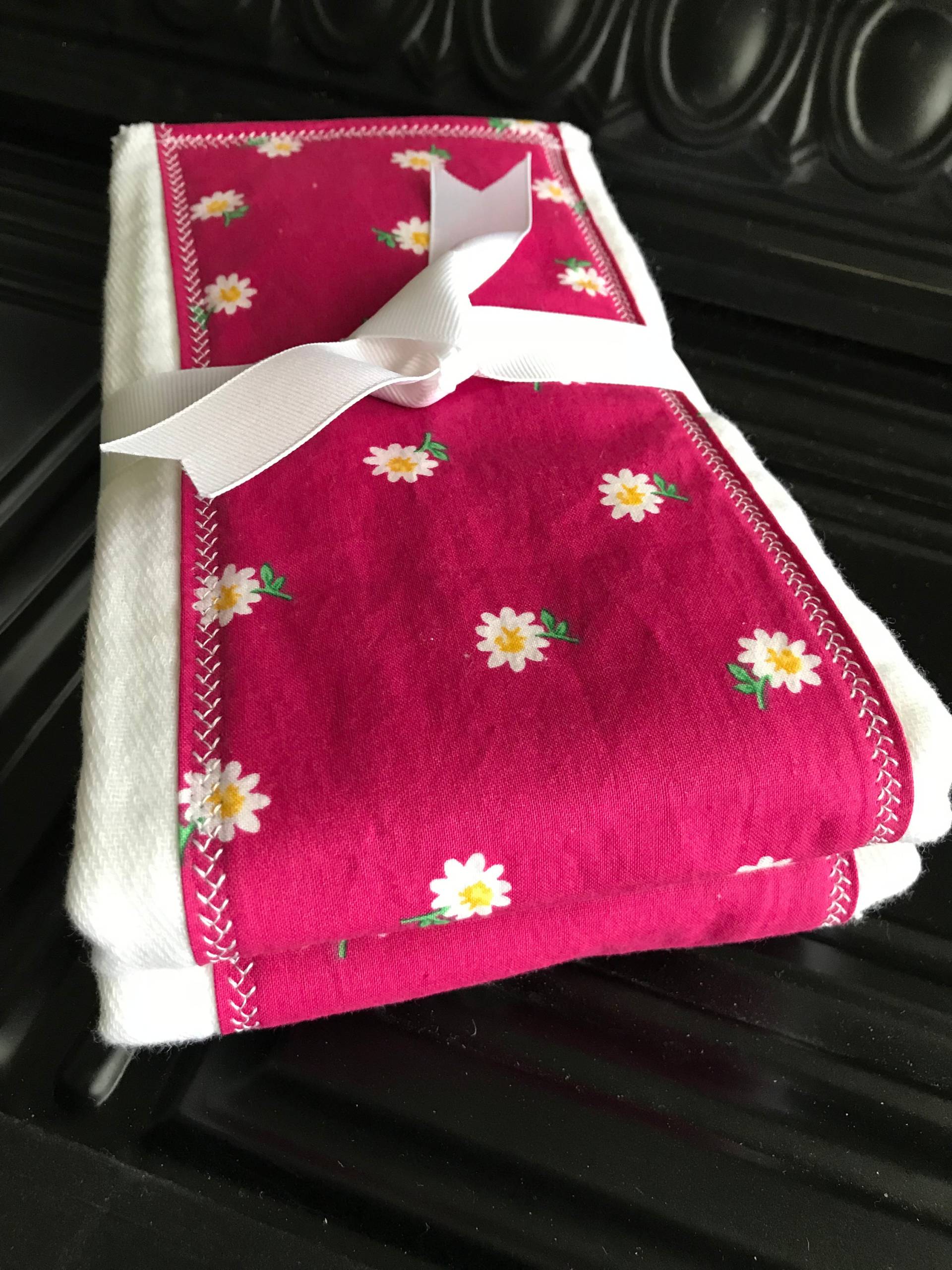 Rosa Spucktuch Baby Shower Geschenk Set - Für Neue Mama - Geschenk, Neugeborenen - Hübsche Spucktücher, Lätzchen Und Spucktuch, Mädchen - Neues Rosa Spucktuch Baby Shower Geschenk Set - Für Neue Mama - Geschenk, Neugeborenen - Hübsche Spucktücher, Lätzchen Und Spucktuch, Mädchen - Neues von Etsy - BlueSnowmanQuilts