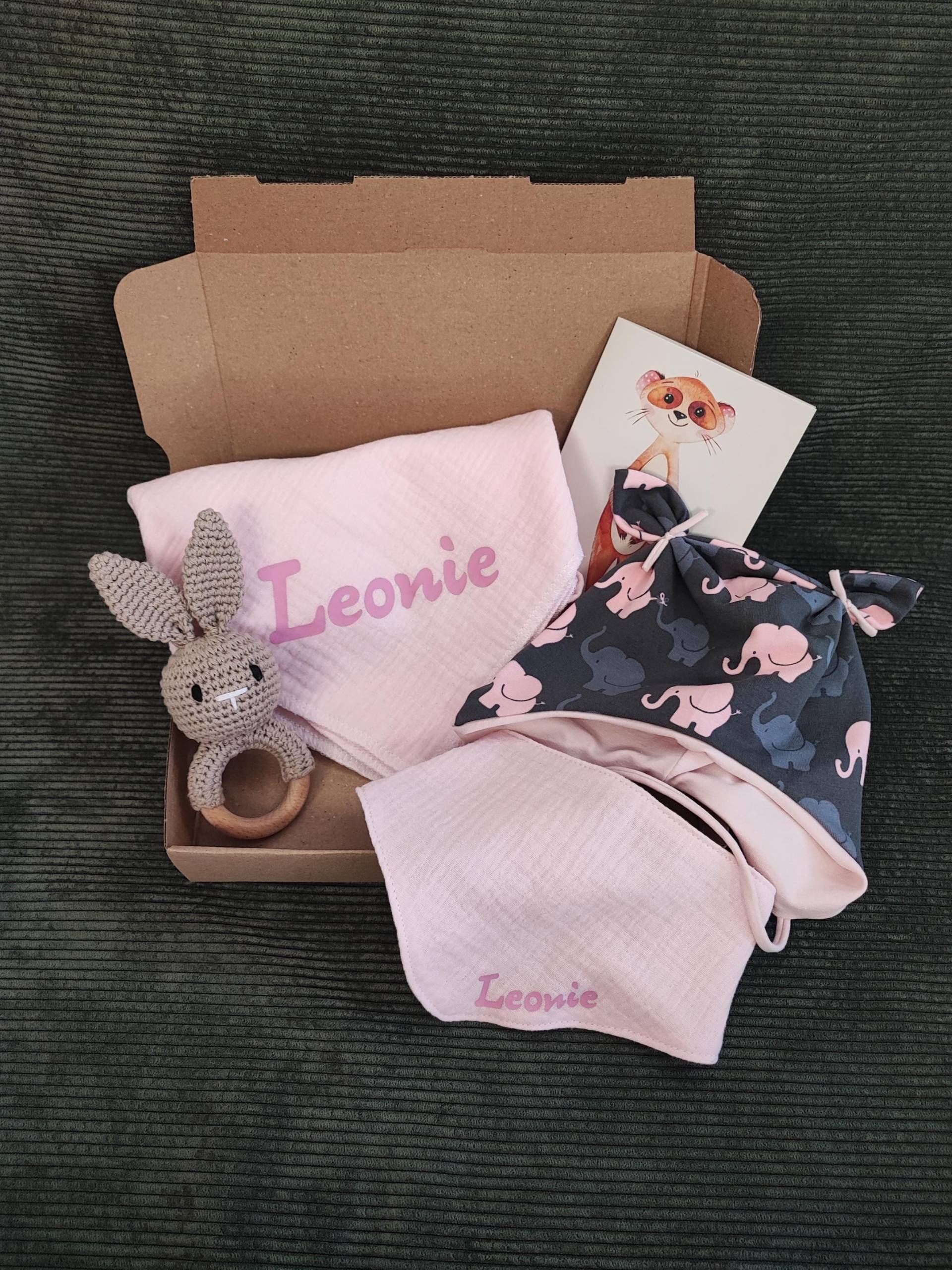 Geschenkset Baby Geburt Mädchen | Besondere Personalisierte Geschenkbox Zur Handgemachtes Babygeschenk Gehäkelte Rassel von Etsy - Blumbi