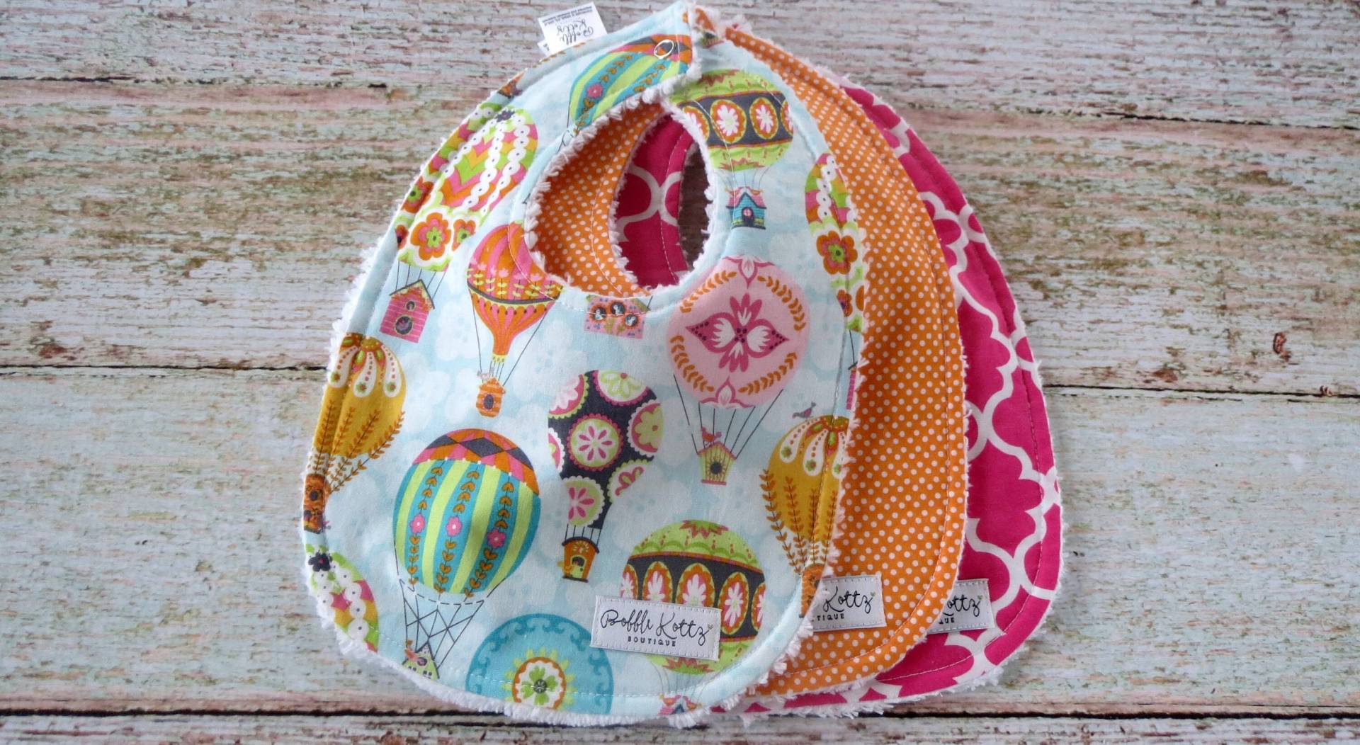 Babylätzchen - Baby Mädchen Lätzchen Heißluftballon Vogel Haus Orange Weiß Tupfen Rosa Quatrefoil Babyparty Geschenk Babylätzchen - Baby Mädchen Lätzchen Heißluftballon Vogel Haus Orange Weiß Tupfen Rosa Quatrefoil Babyparty Geschenk von Etsy - BobbleKottzBoutique